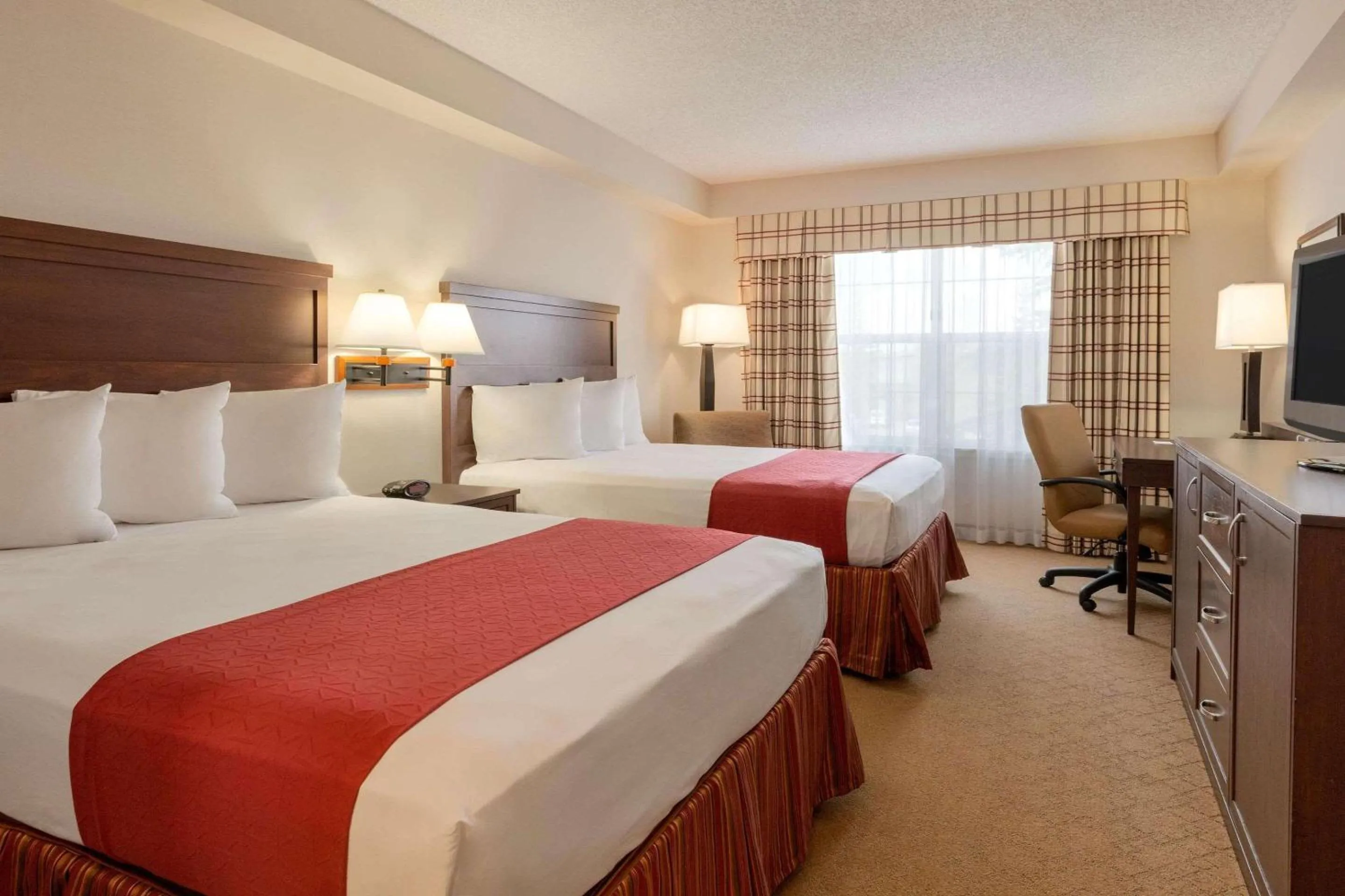 Bedroom, Bed in Country Inn & Suites by Radisson, Calgary-Northeast