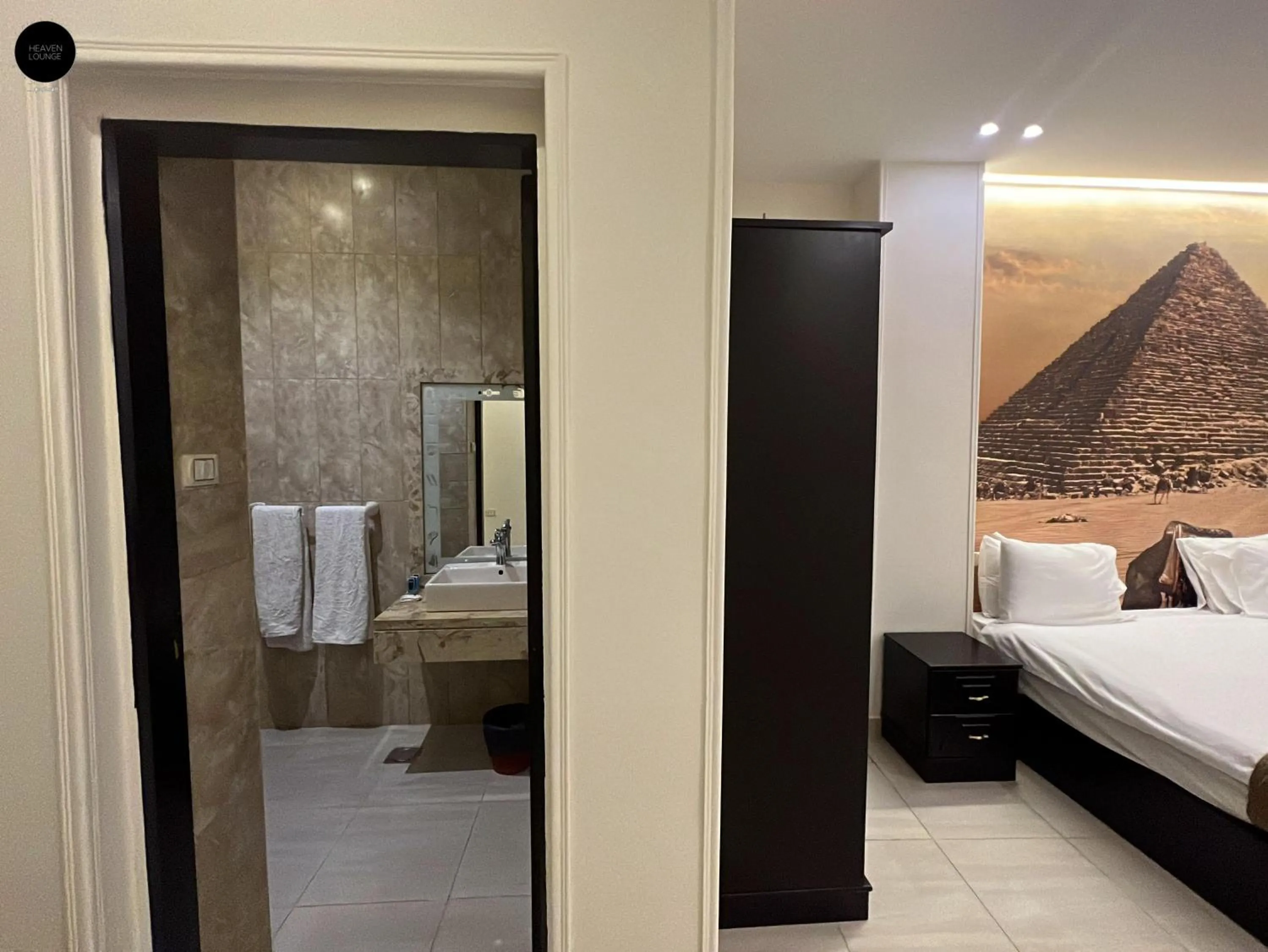 Bathroom, Bed in Giza Pyramids View Inn