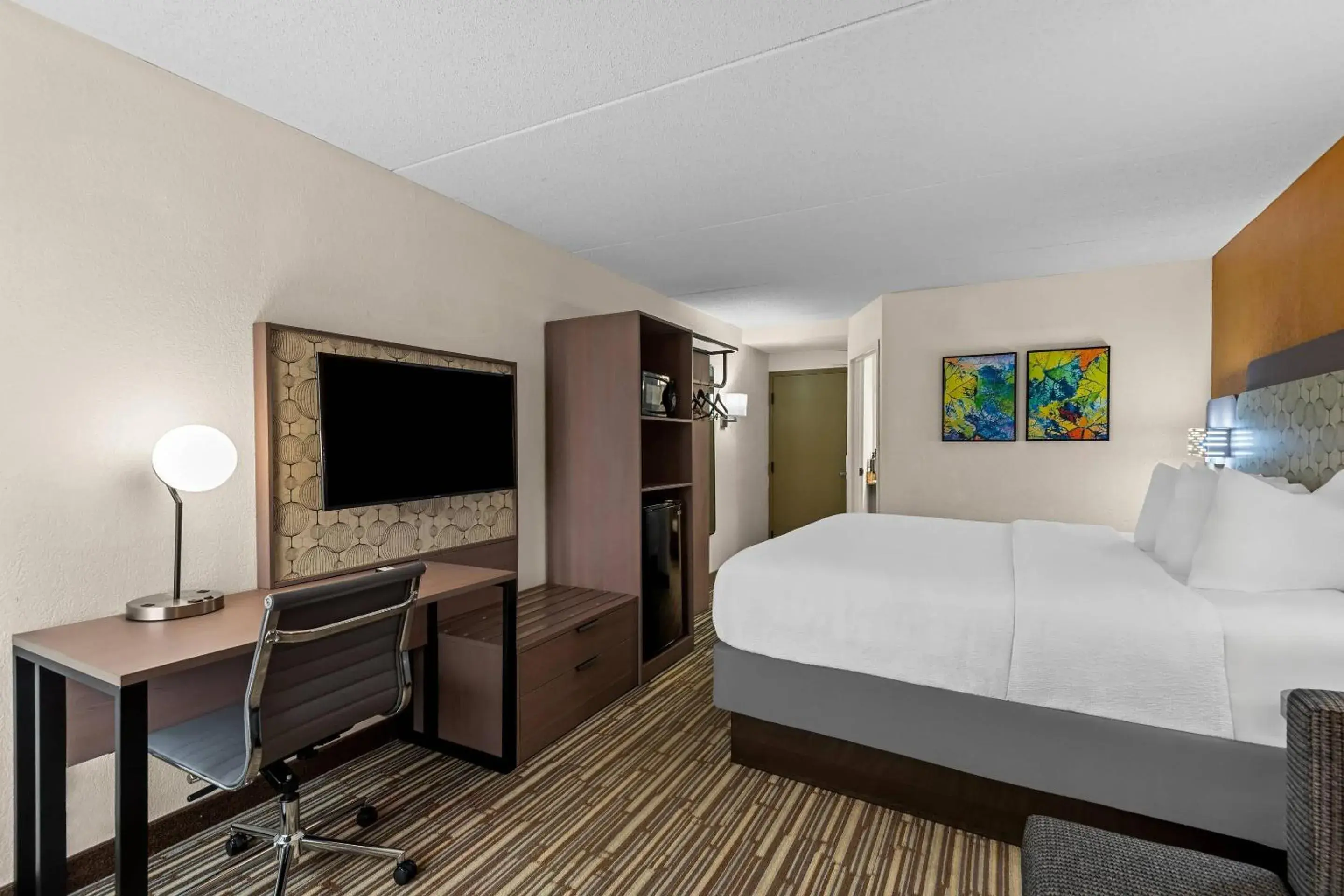 Bedroom, Bed in Hotel Concord Syracuse, an Ascend Collection Hotel Bedroom, Bed in Hotel Concord Syracuse, an Ascend Collection Hotel