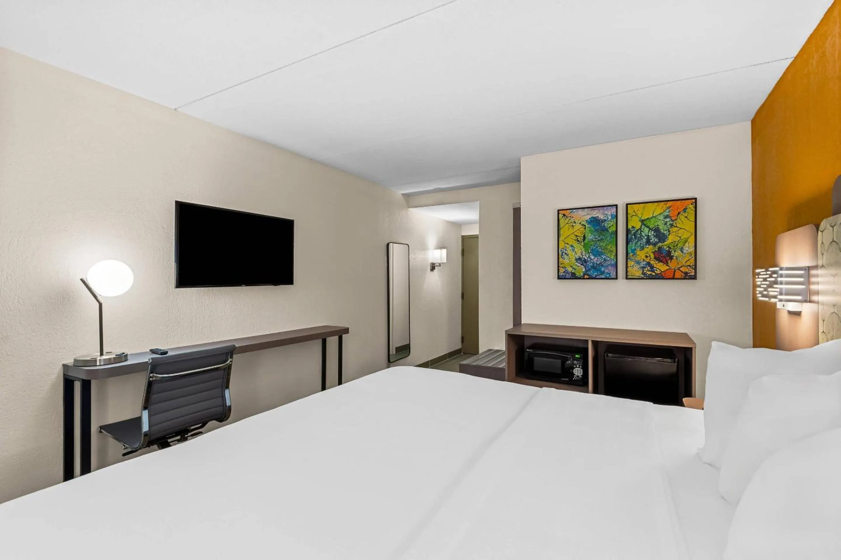 Bedroom, Bed in Hotel Concord Syracuse, an Ascend Collection Hotel