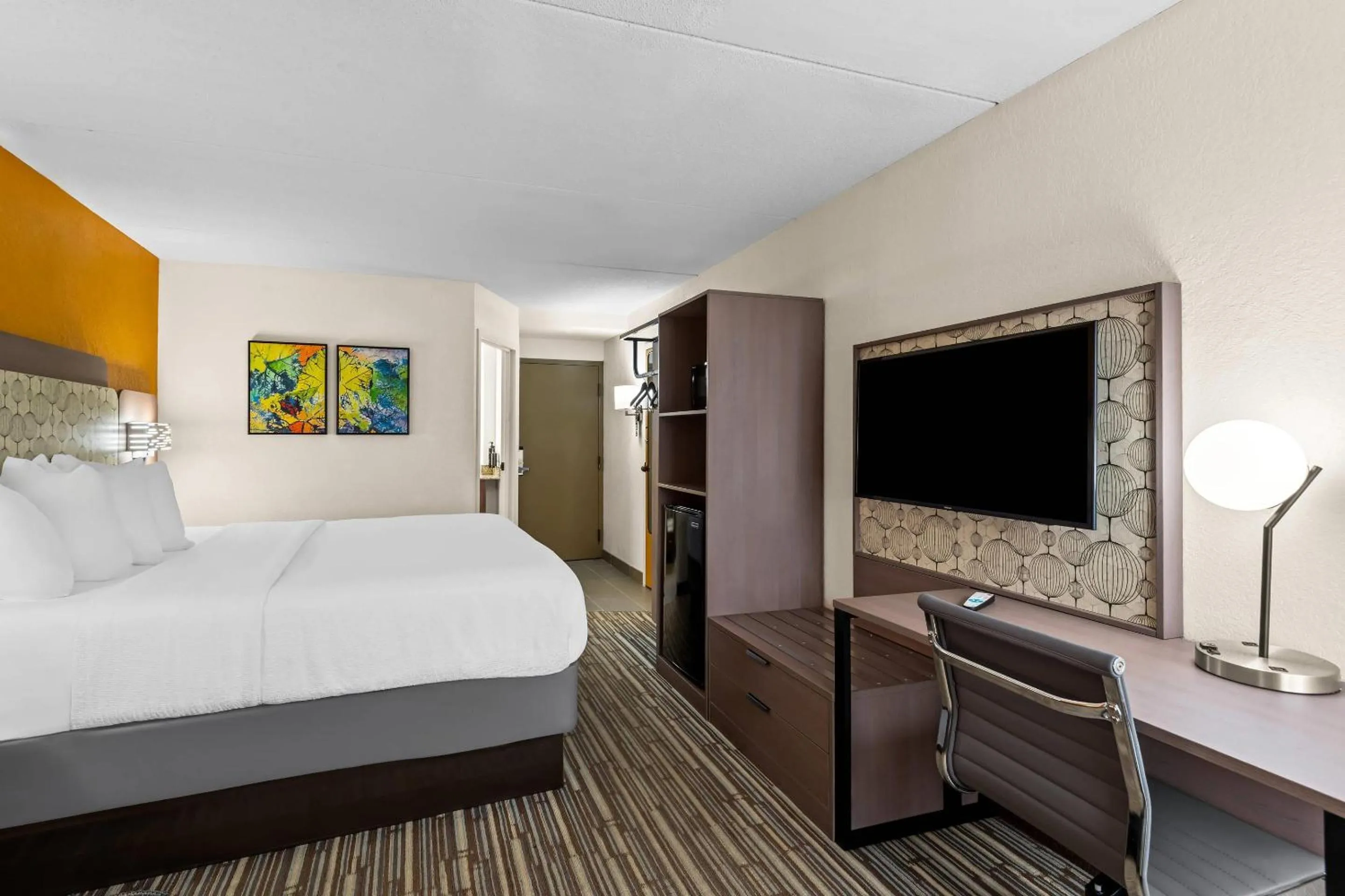 Bedroom, Bed in Hotel Concord Syracuse, an Ascend Collection Hotel