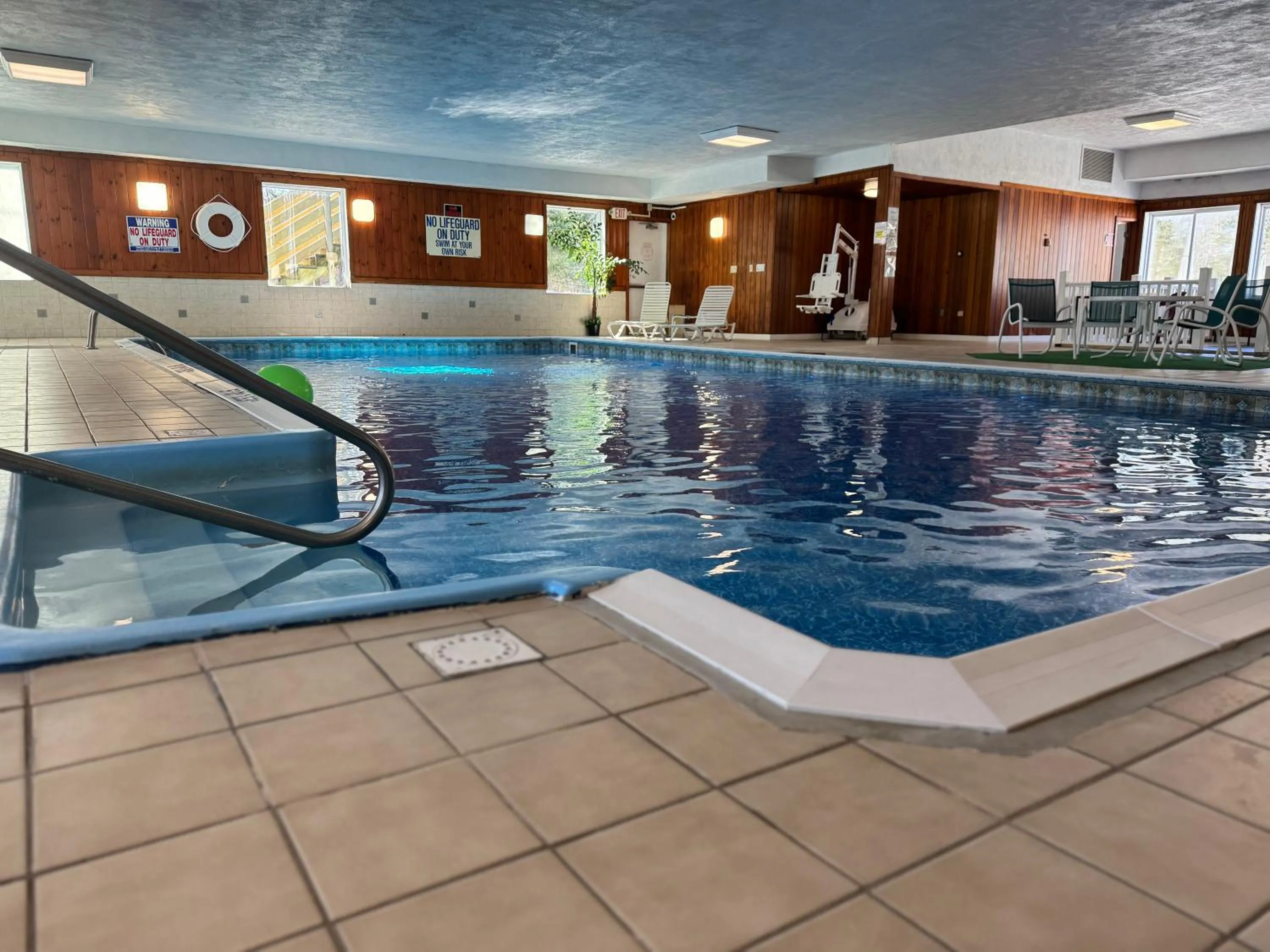 Swimming pool in Colonial Inn Ellsworth