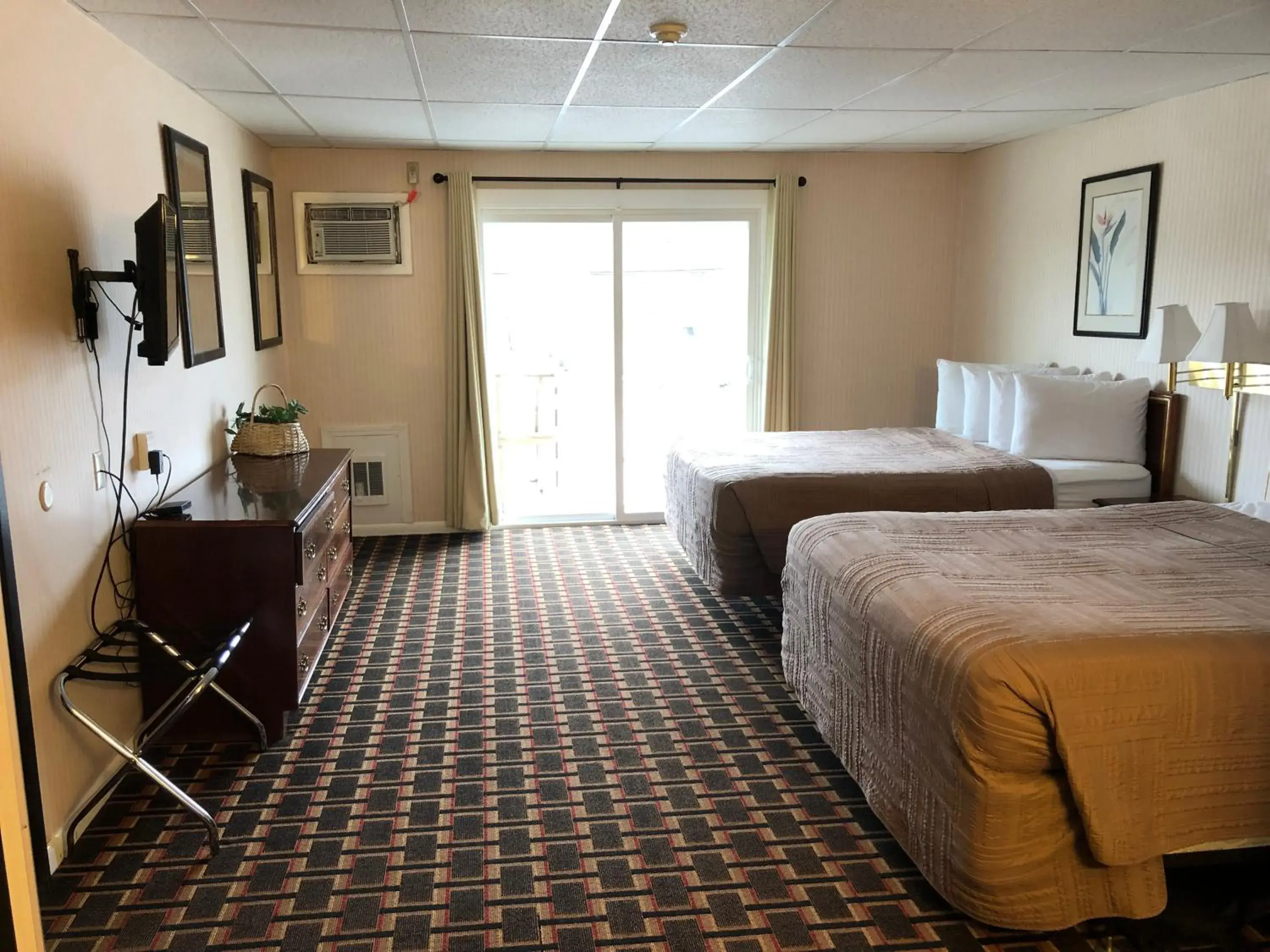 Bedroom, Bed in Colonial Inn Ellsworth Bedroom, Bed in Colonial Inn Ellsworth