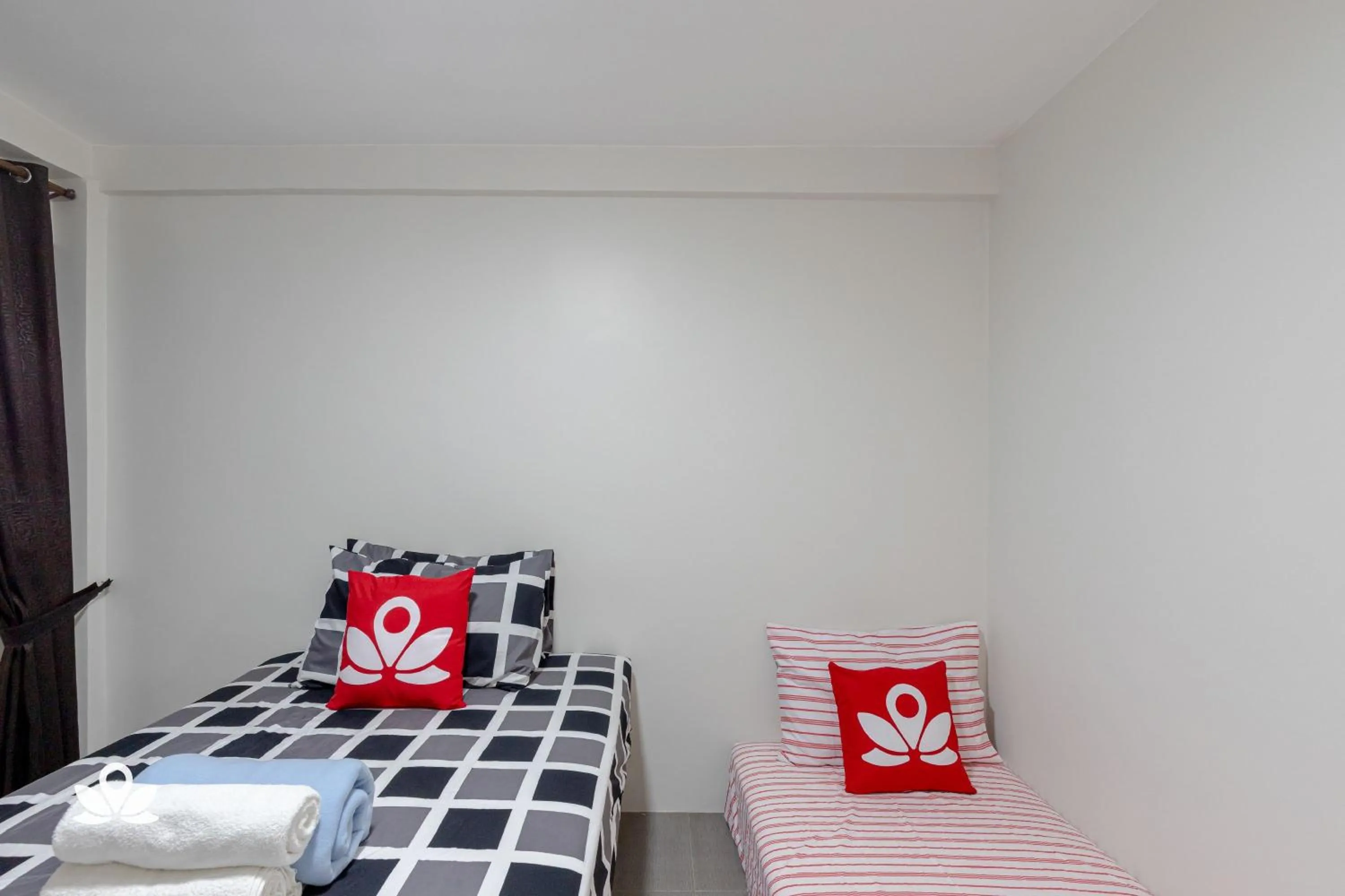 Bed in Happy Grey Hotel Vigan