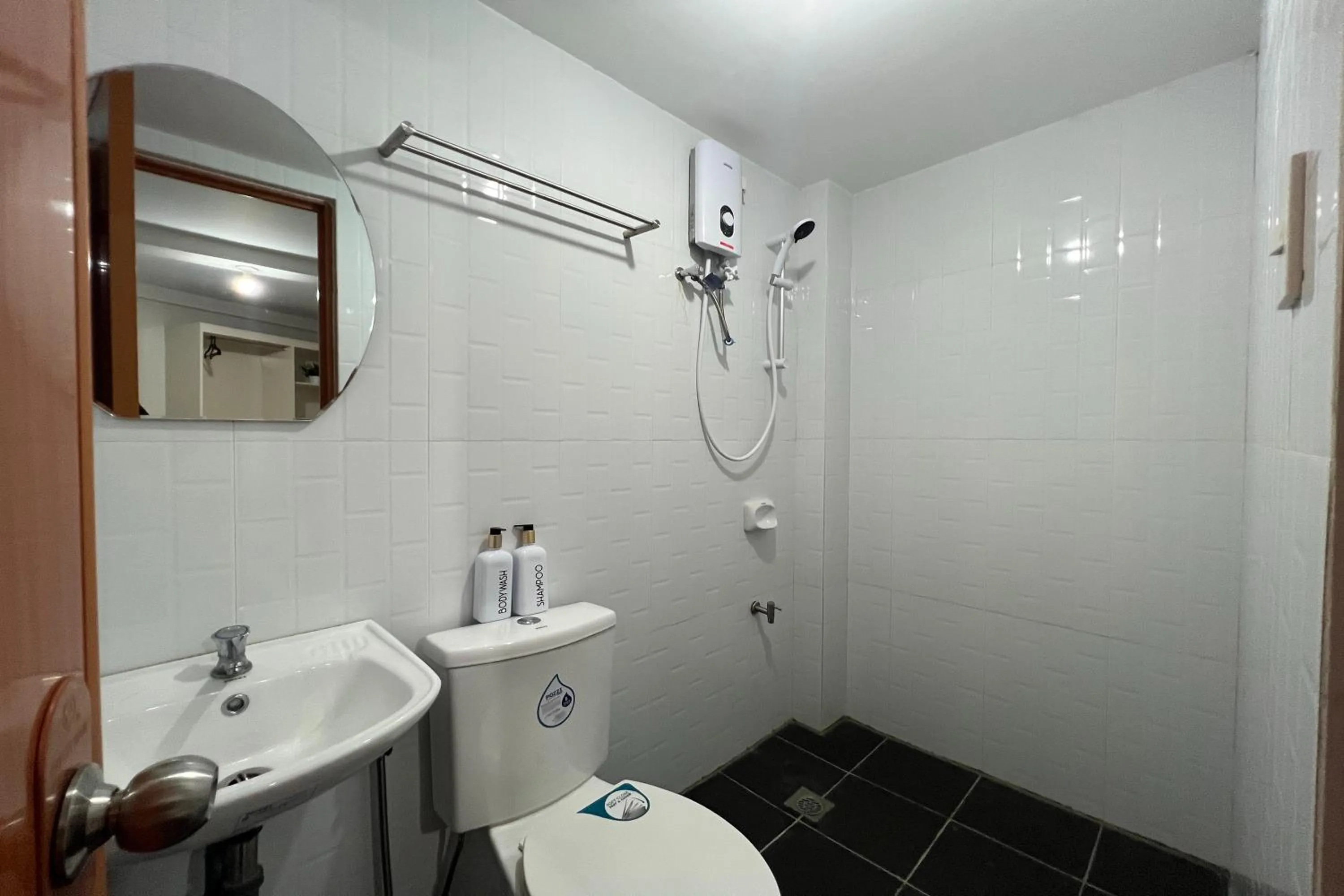 Shower in Happy Grey Hotel Vigan