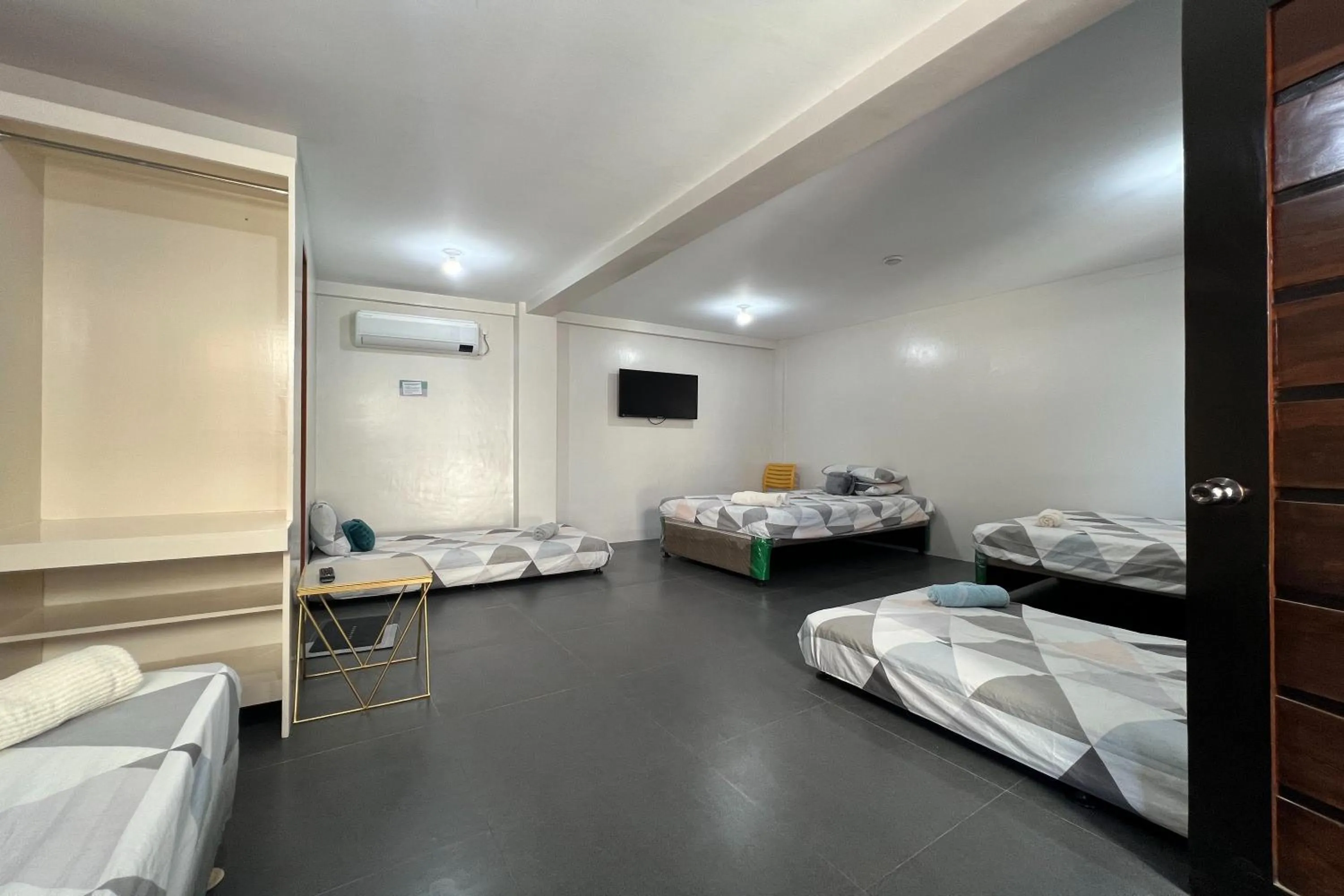 Bed in Happy Grey Hotel Vigan