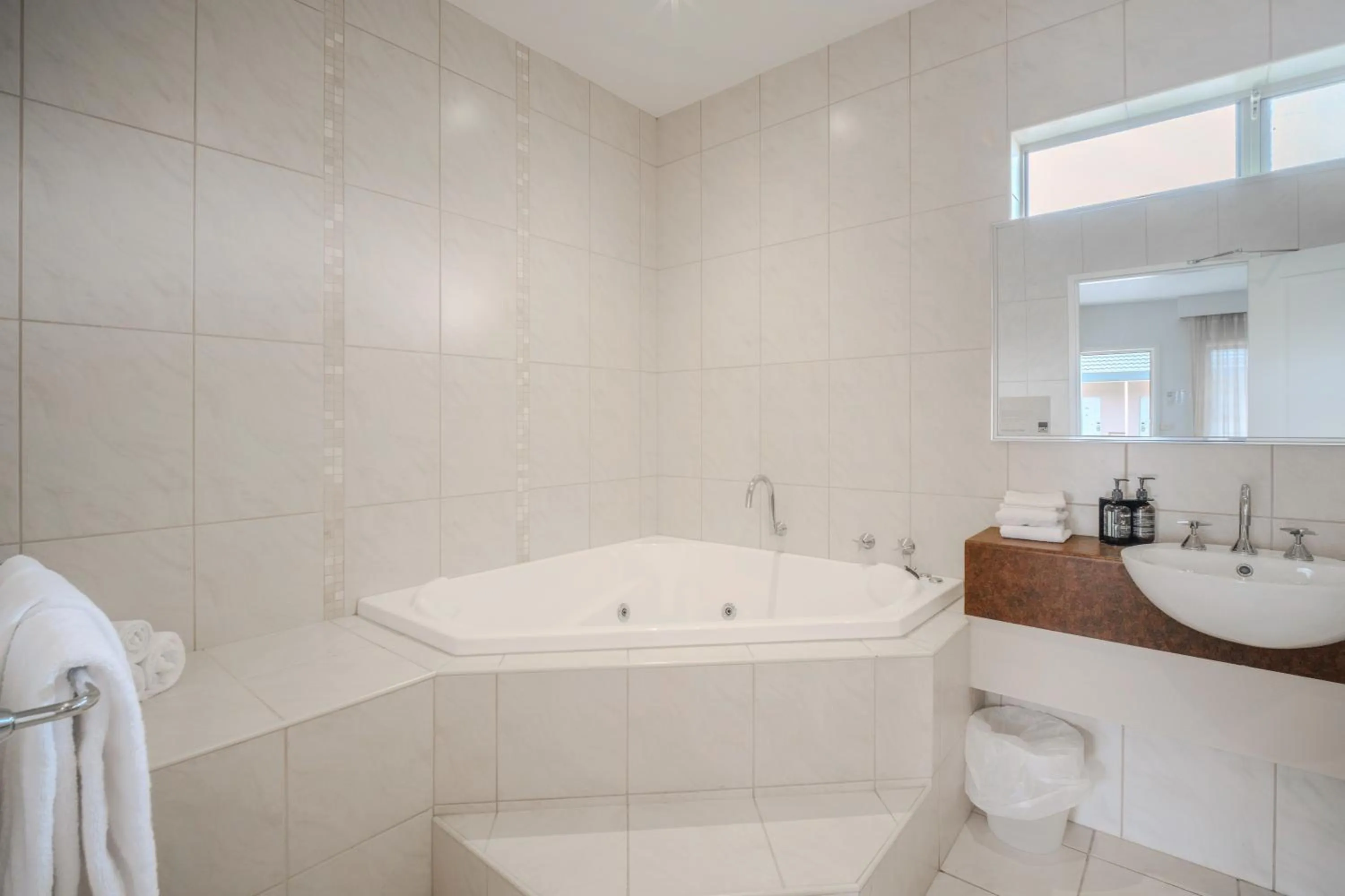 Bath in The Wyndhamere Motel Shepparton