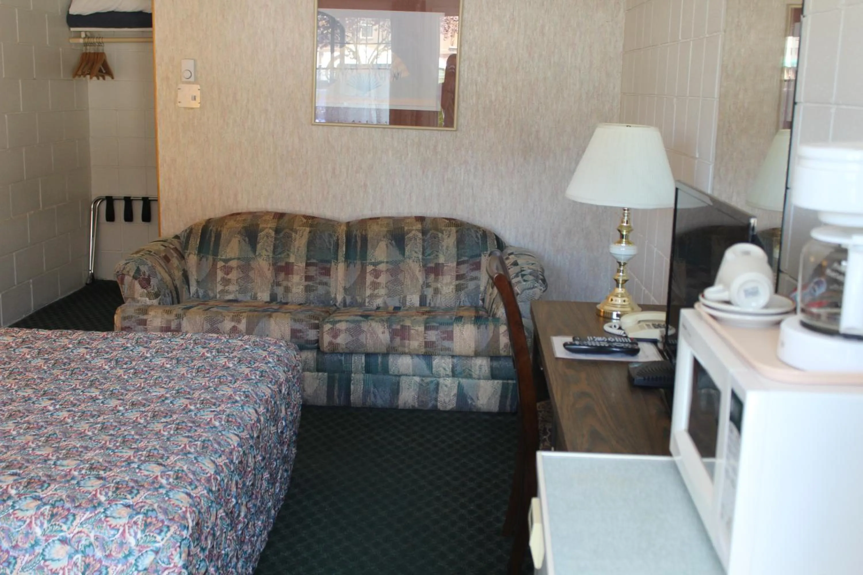Seating area, Bed in Best Continental Motel
