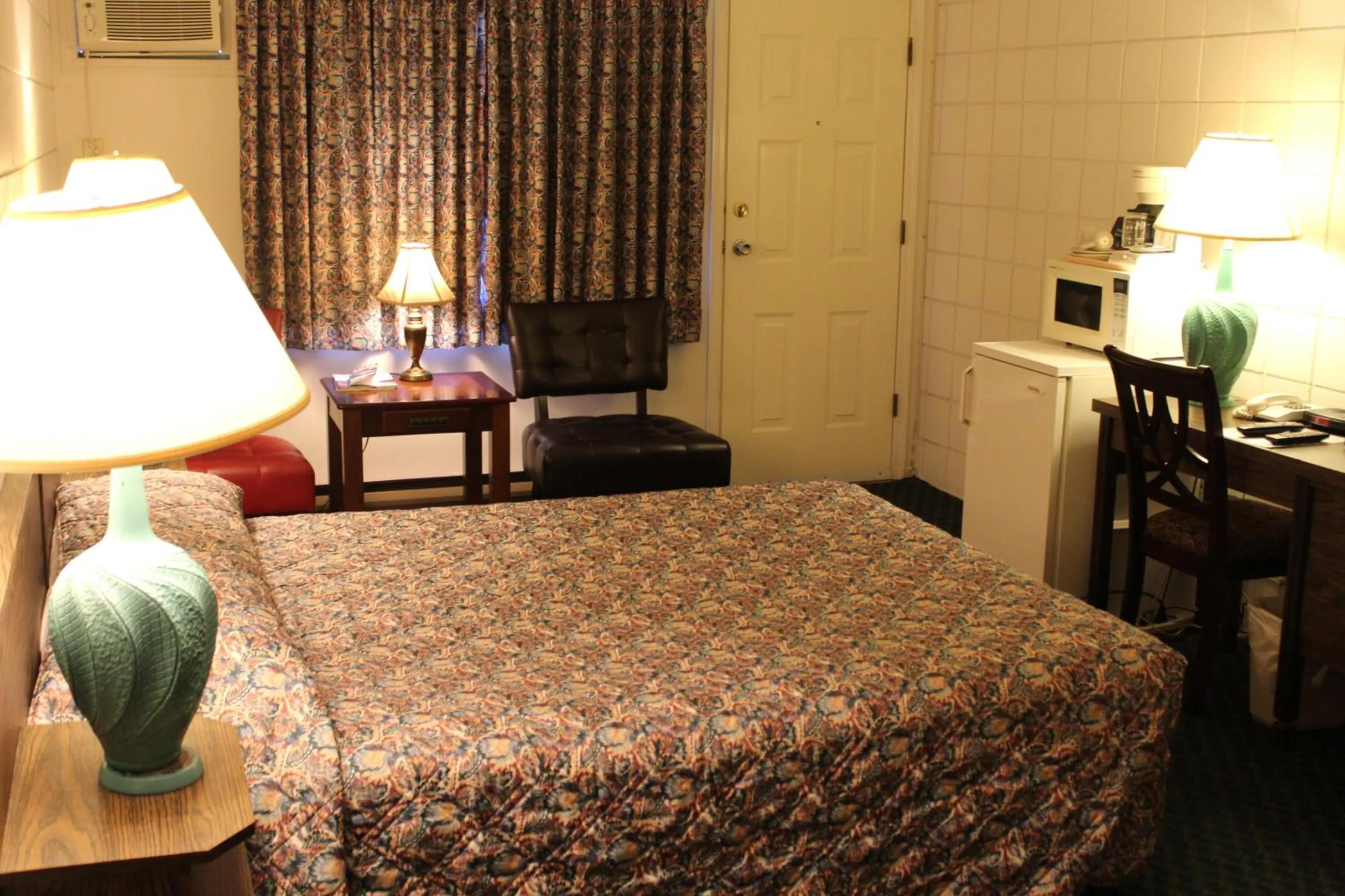 Coffee/tea facilities, Bed in Best Continental Motel