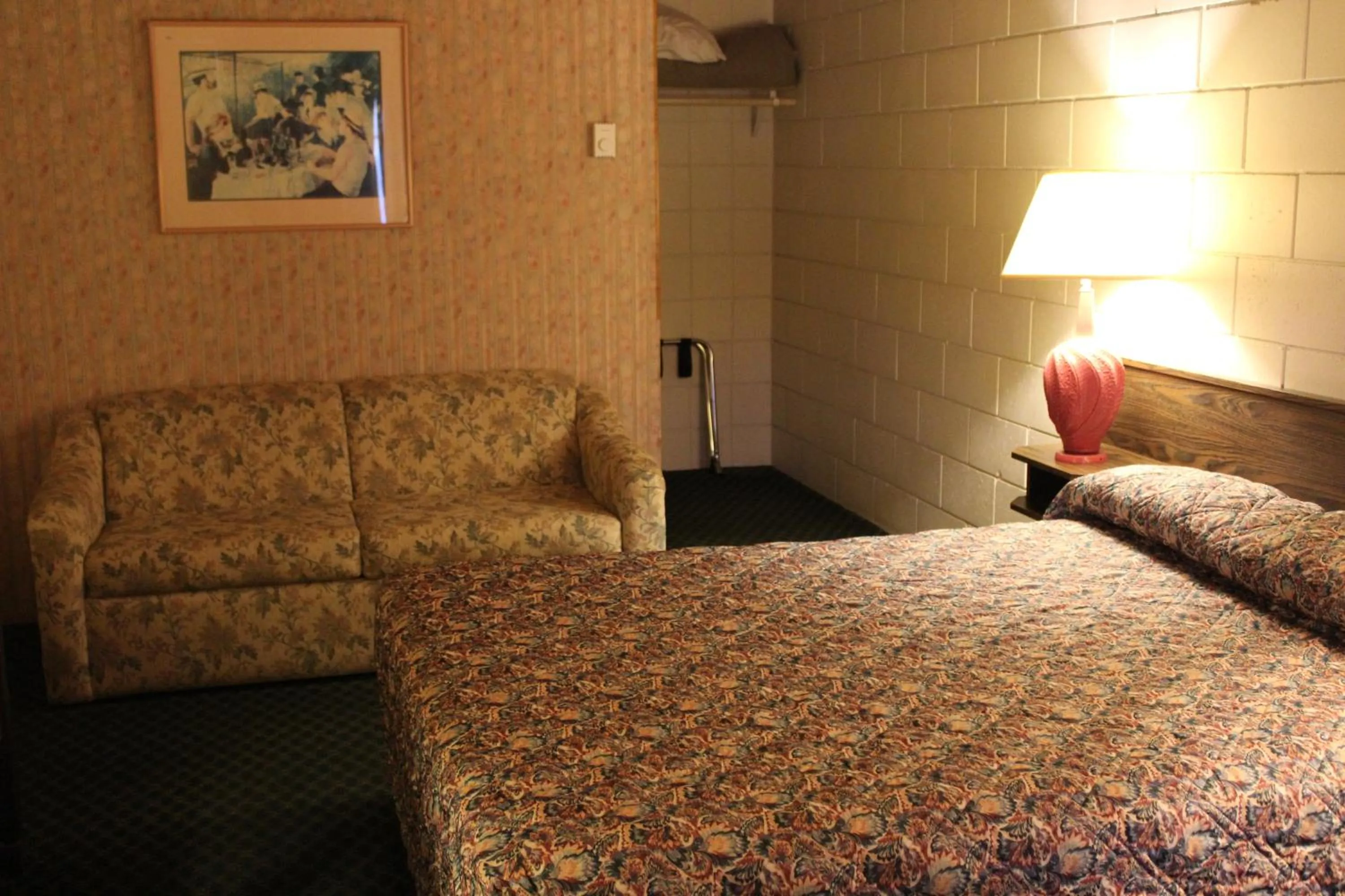 Seating area, Bed in Best Continental Motel