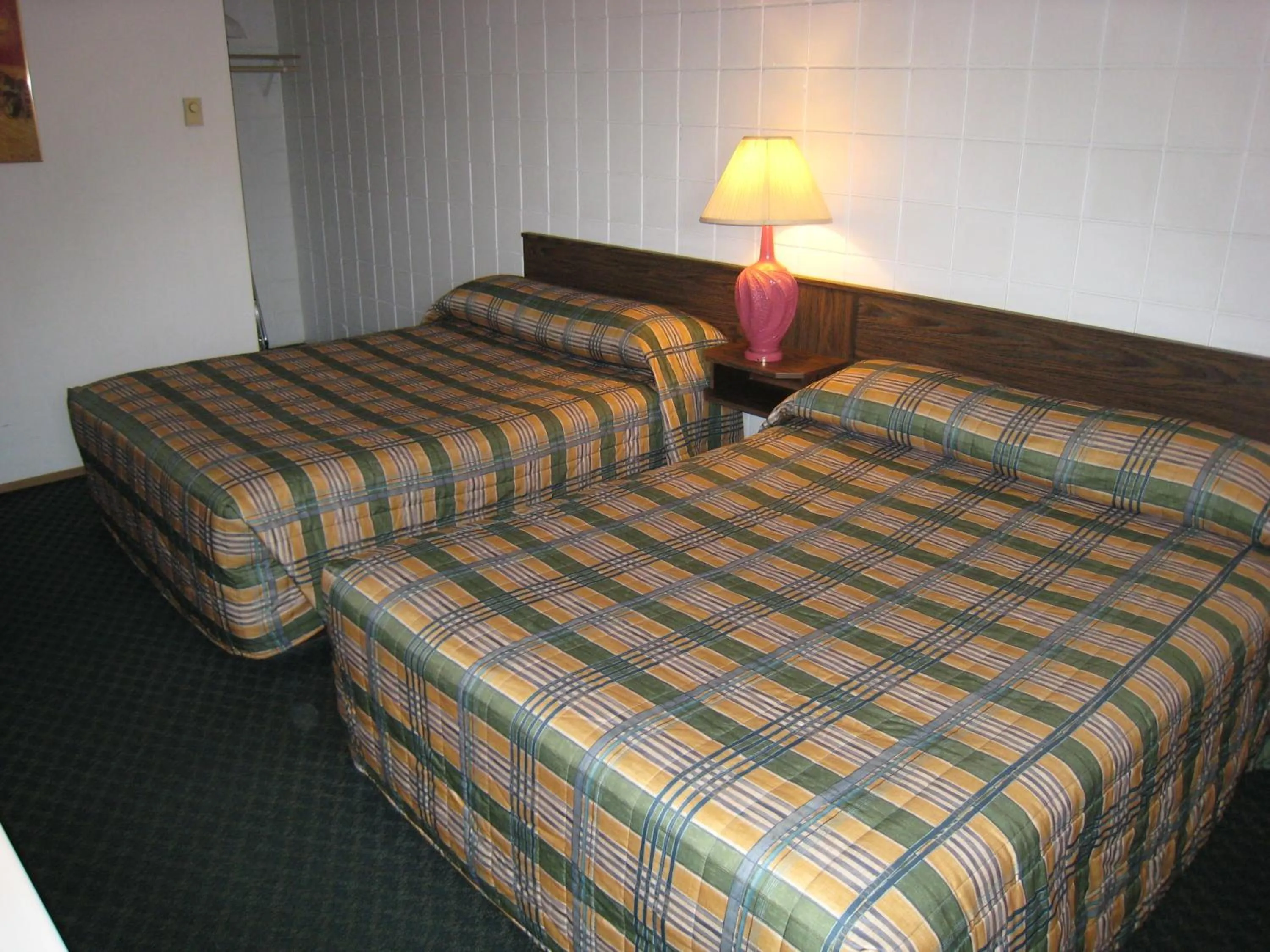 Bedroom, Bed in Best Continental Motel