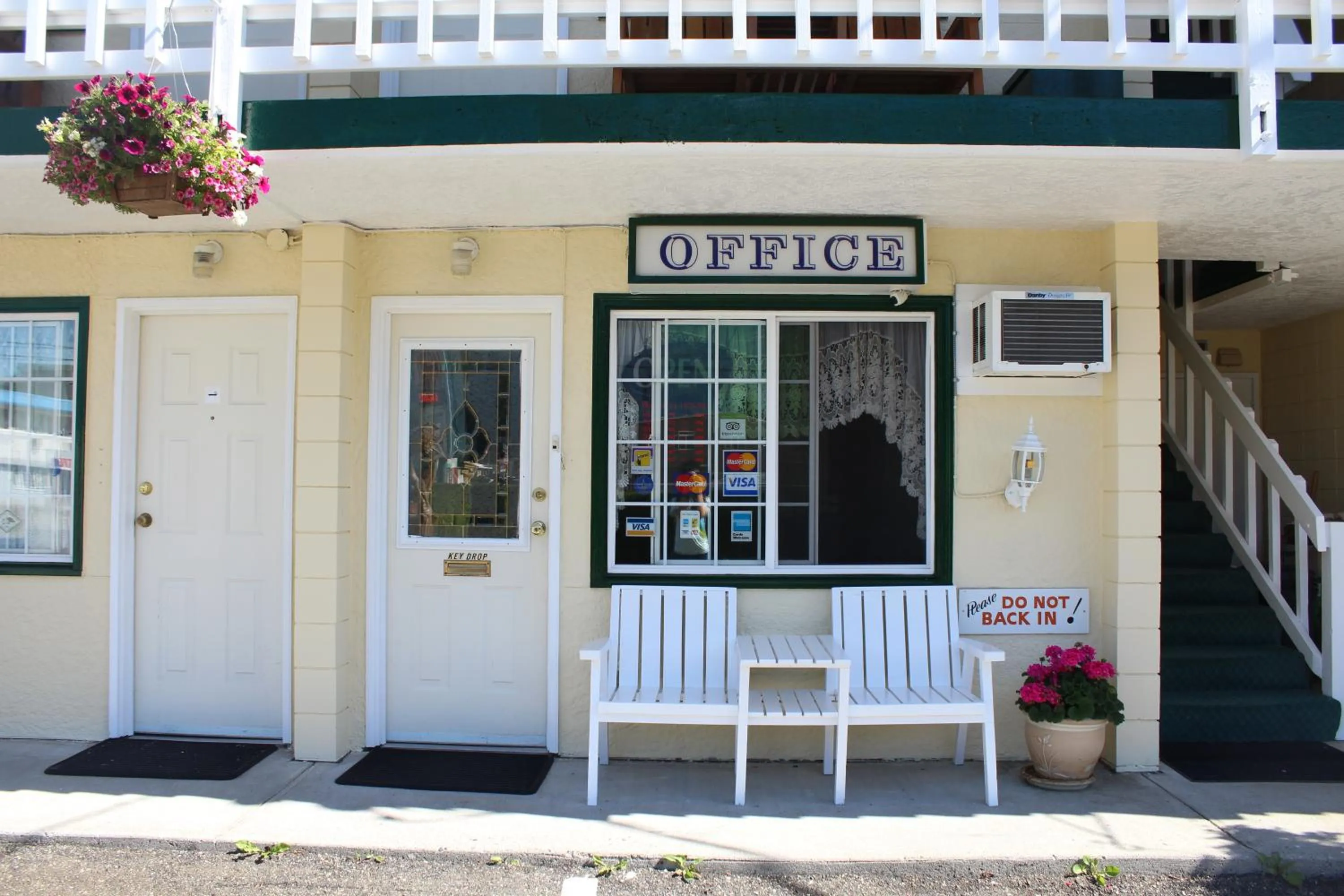 Facade/entrance in Best Continental Motel