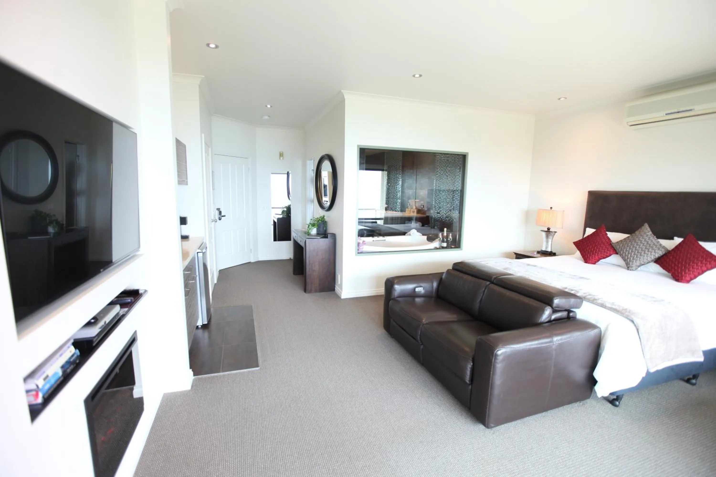 Photo of the whole room, Bed in Arthurs Views