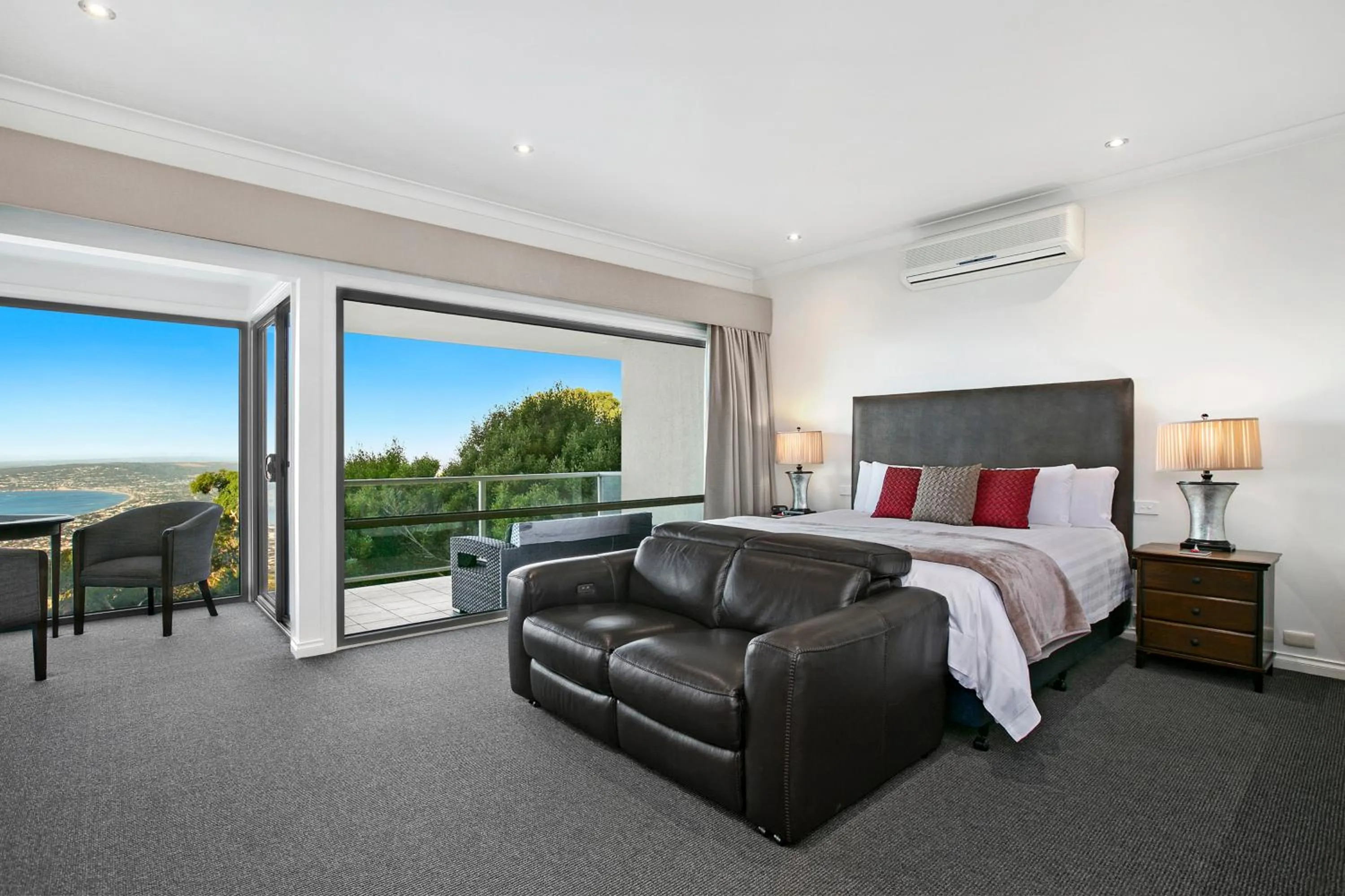 Photo of the whole room, Bed in Arthurs Views