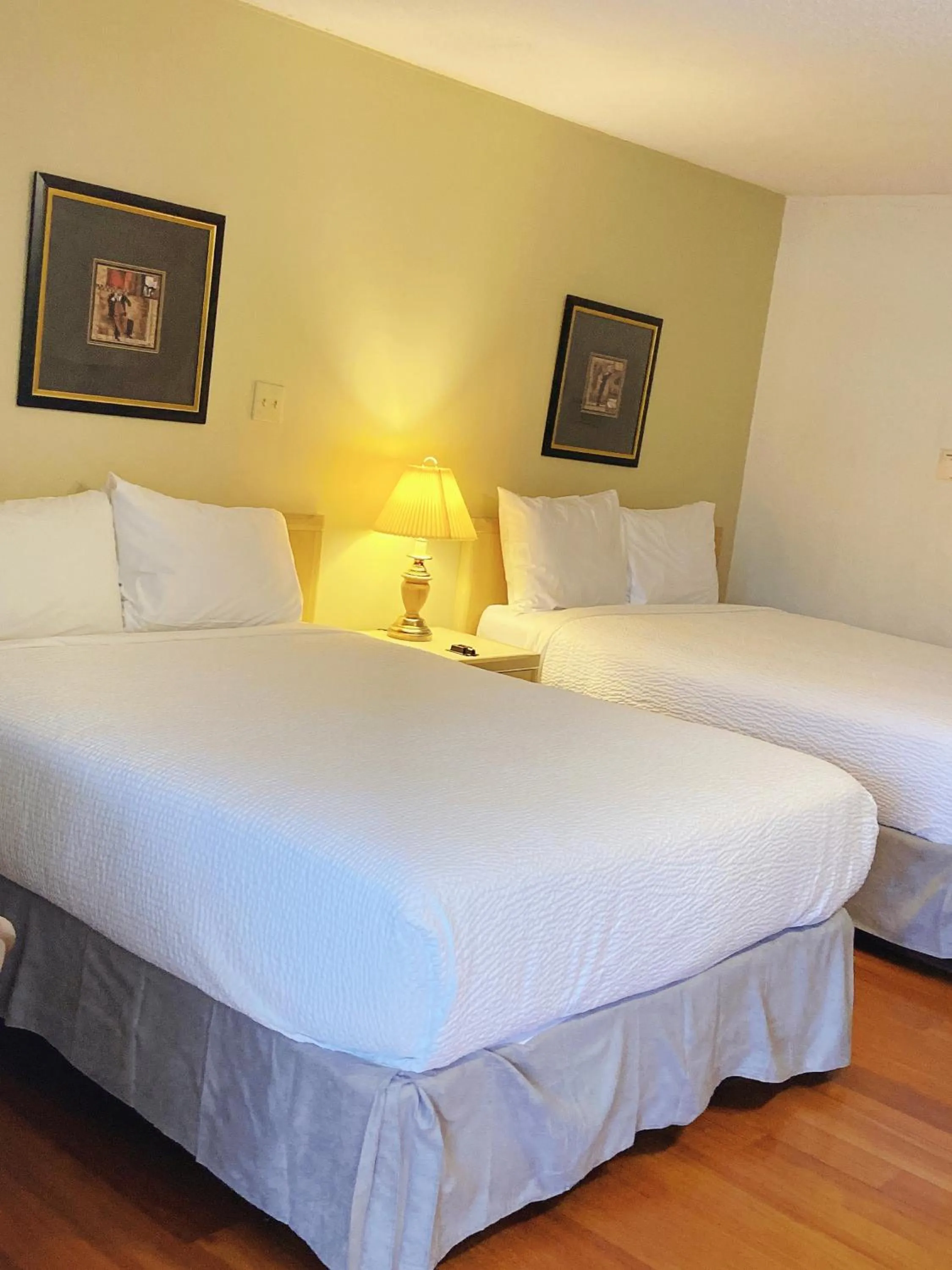 Bedroom, Bed in Slumber Lodge