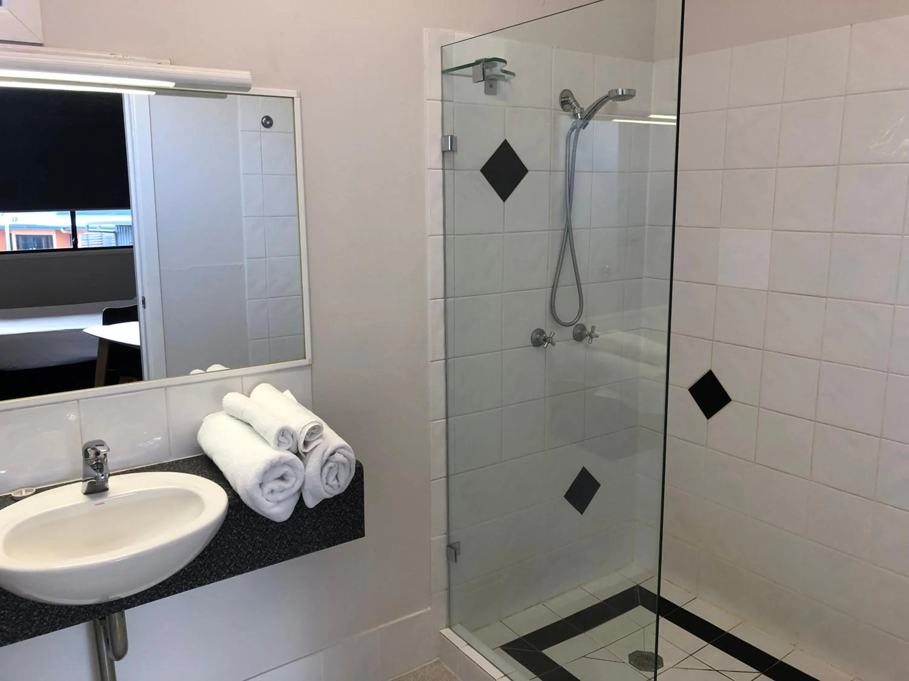 Shower in Darra Motel & Conference Centre