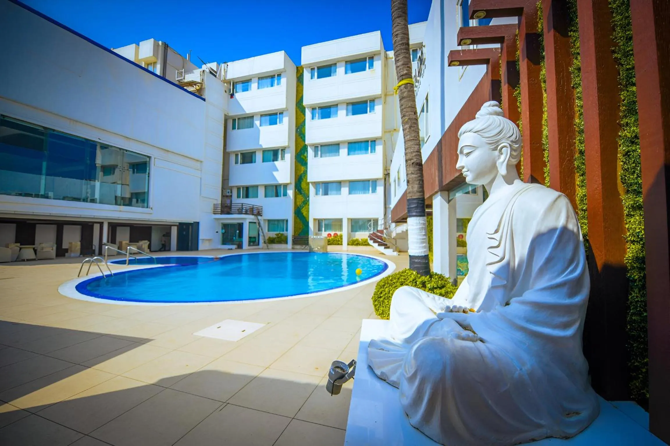 Pool view in Hotel Holiday Resort