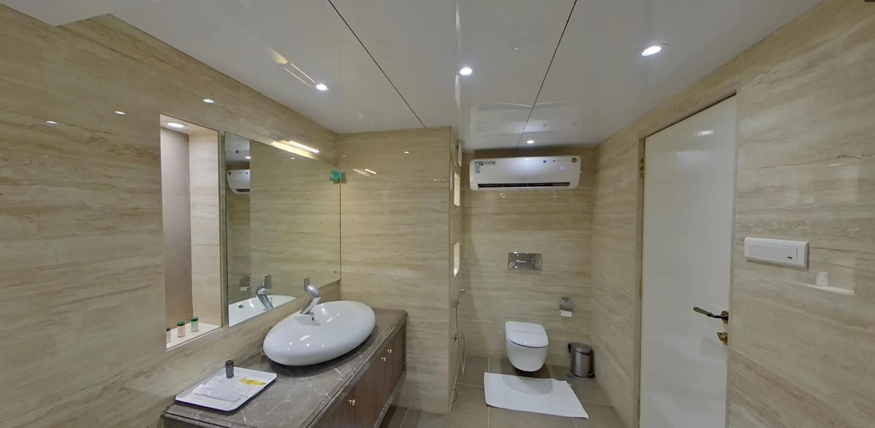 Bathroom in Hotel Holiday Resort