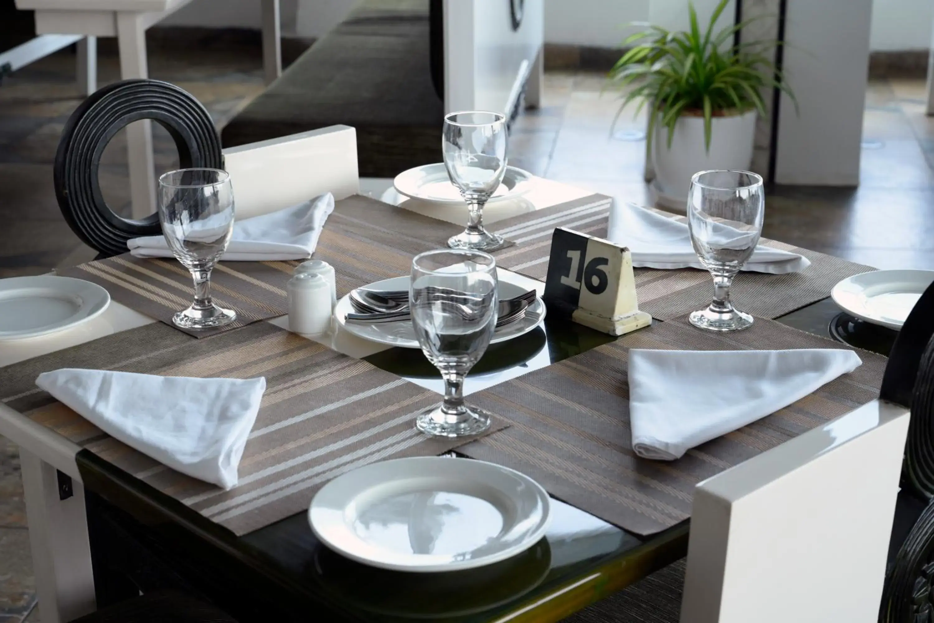 Restaurant/places to eat in Hotel Holiday Resort Restaurant/places to eat in Hotel Holiday Resort