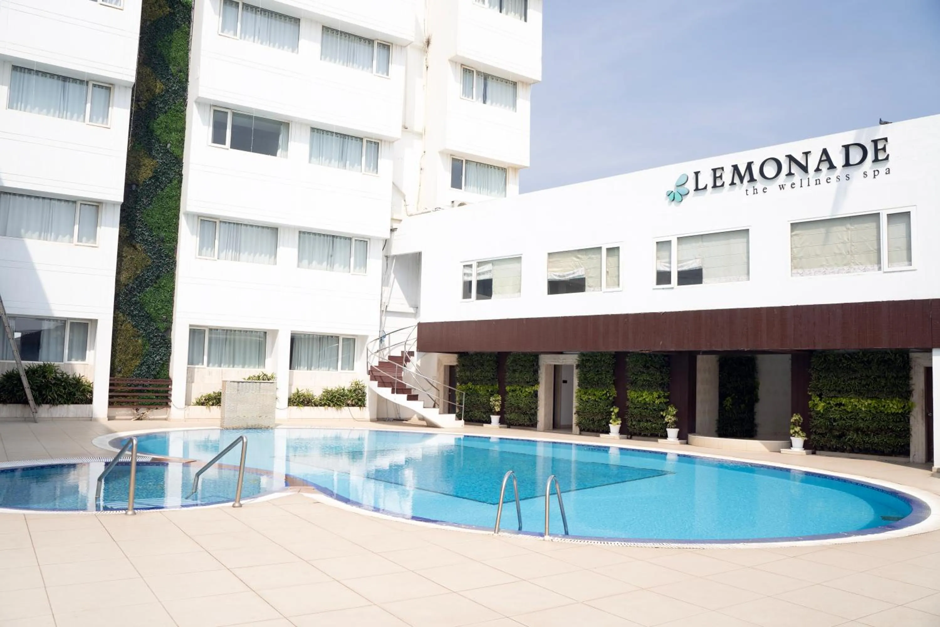 Swimming pool in Hotel Holiday Resort
