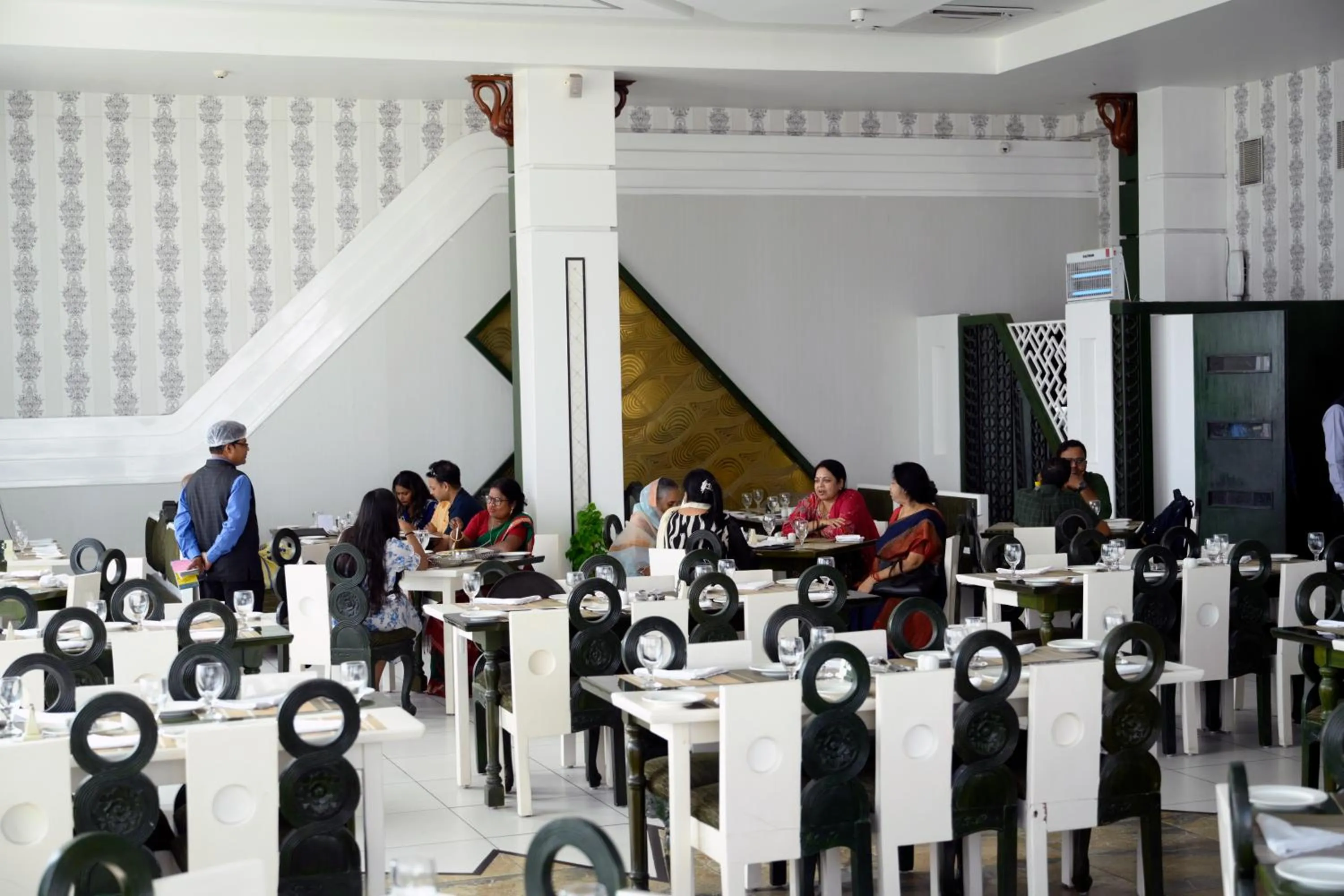 Restaurant/places to eat in Hotel Holiday Resort