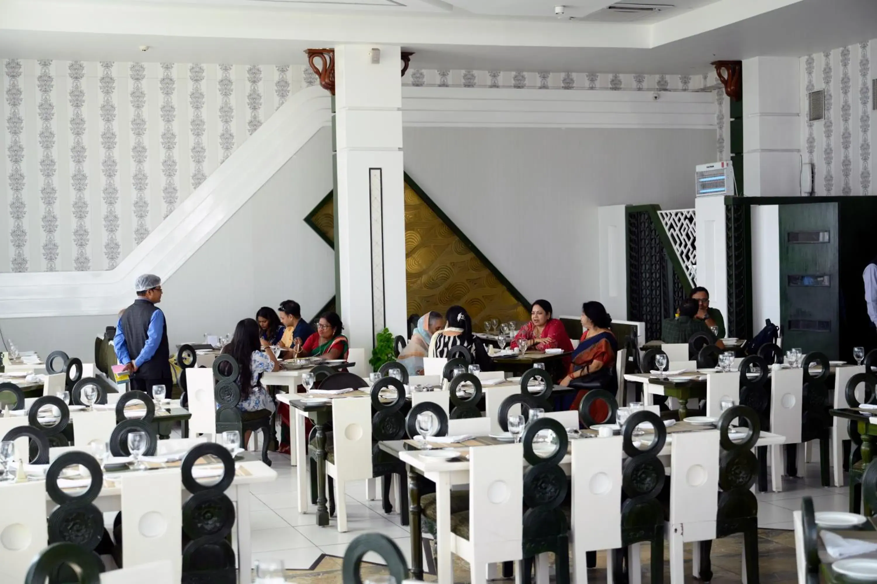 Restaurant/places to eat in Hotel Holiday Resort Restaurant/places to eat in Hotel Holiday Resort