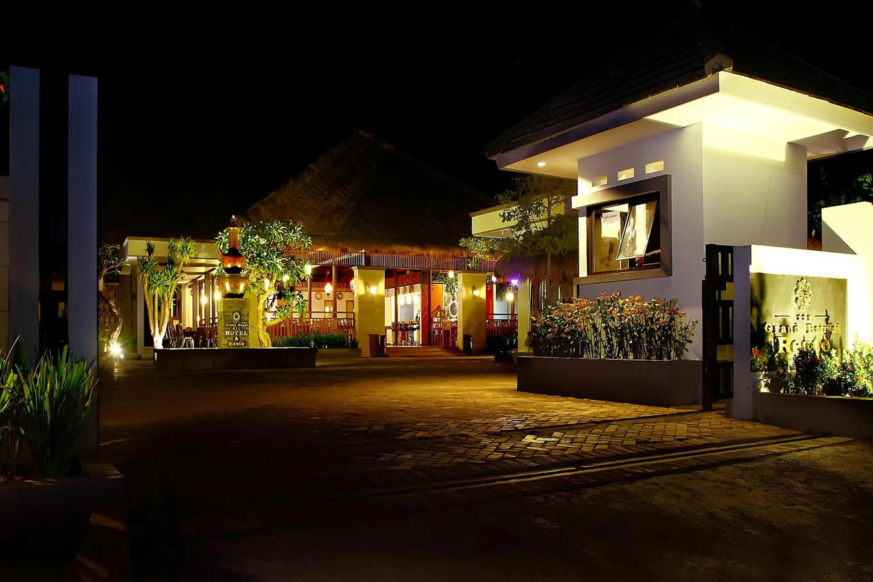 Facade/entrance in Grand Royal BIL Hotel