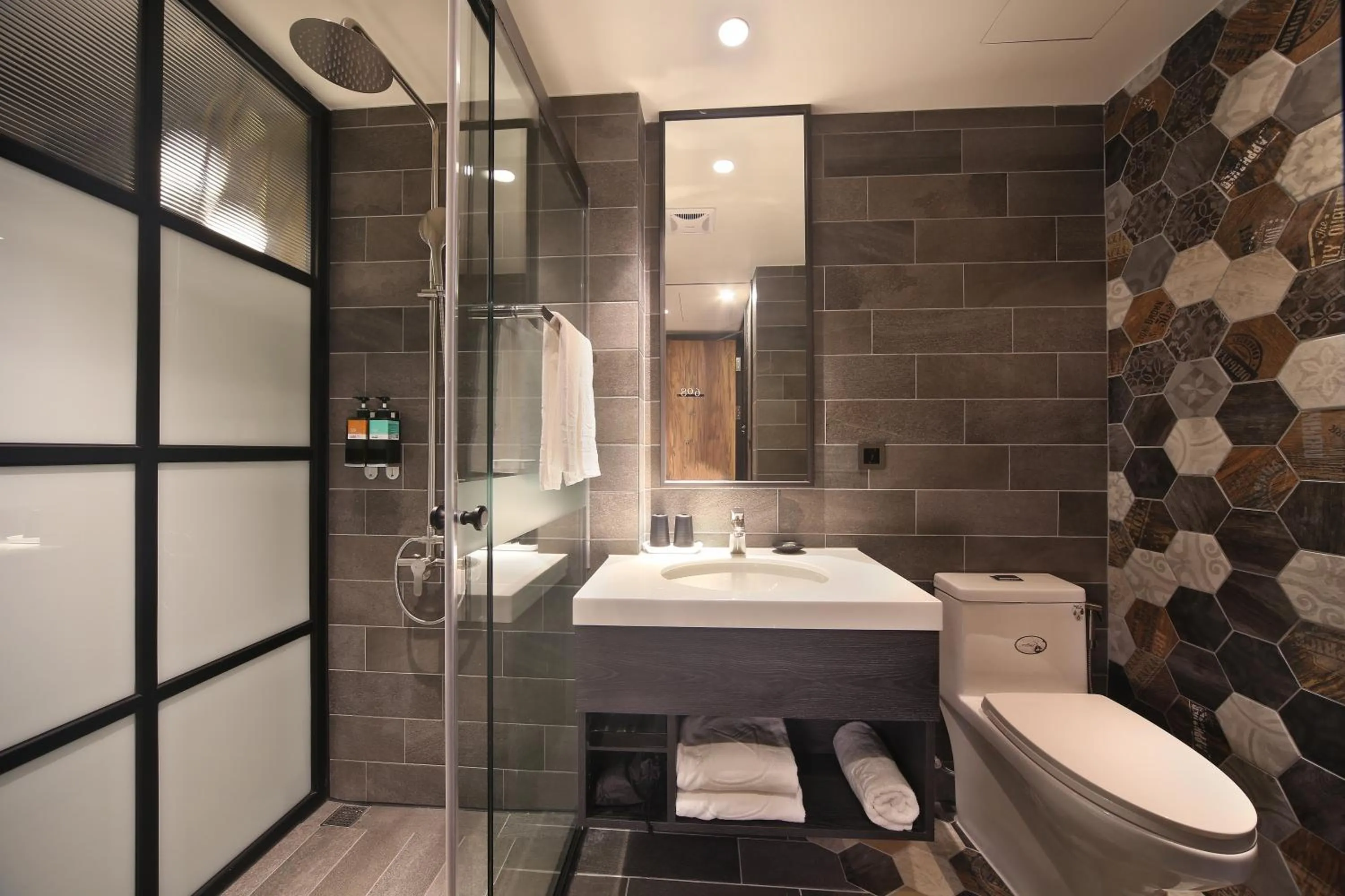 Shower in Fengjia Micro Hotel