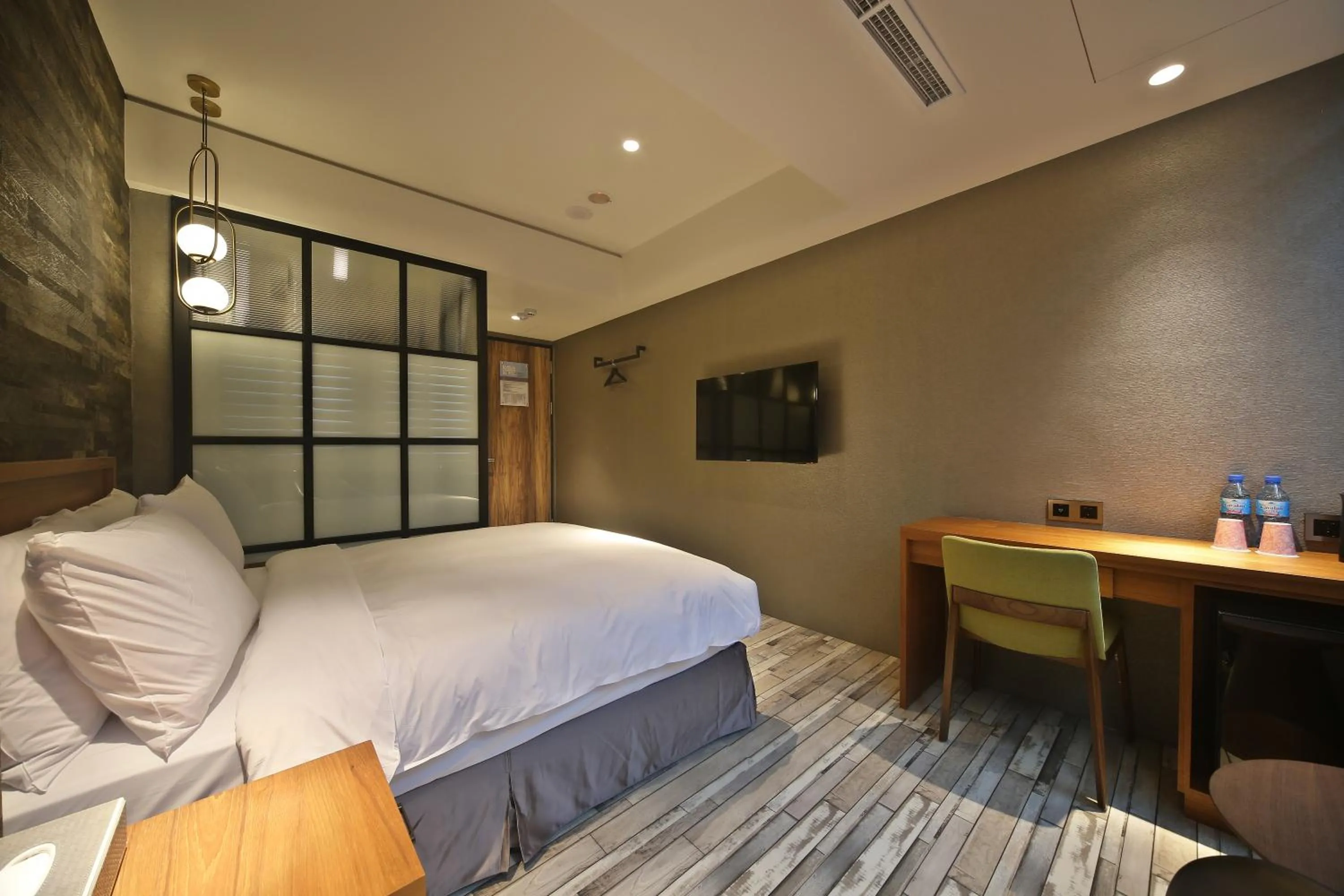 Photo of the whole room, Bed in Fengjia Micro Hotel