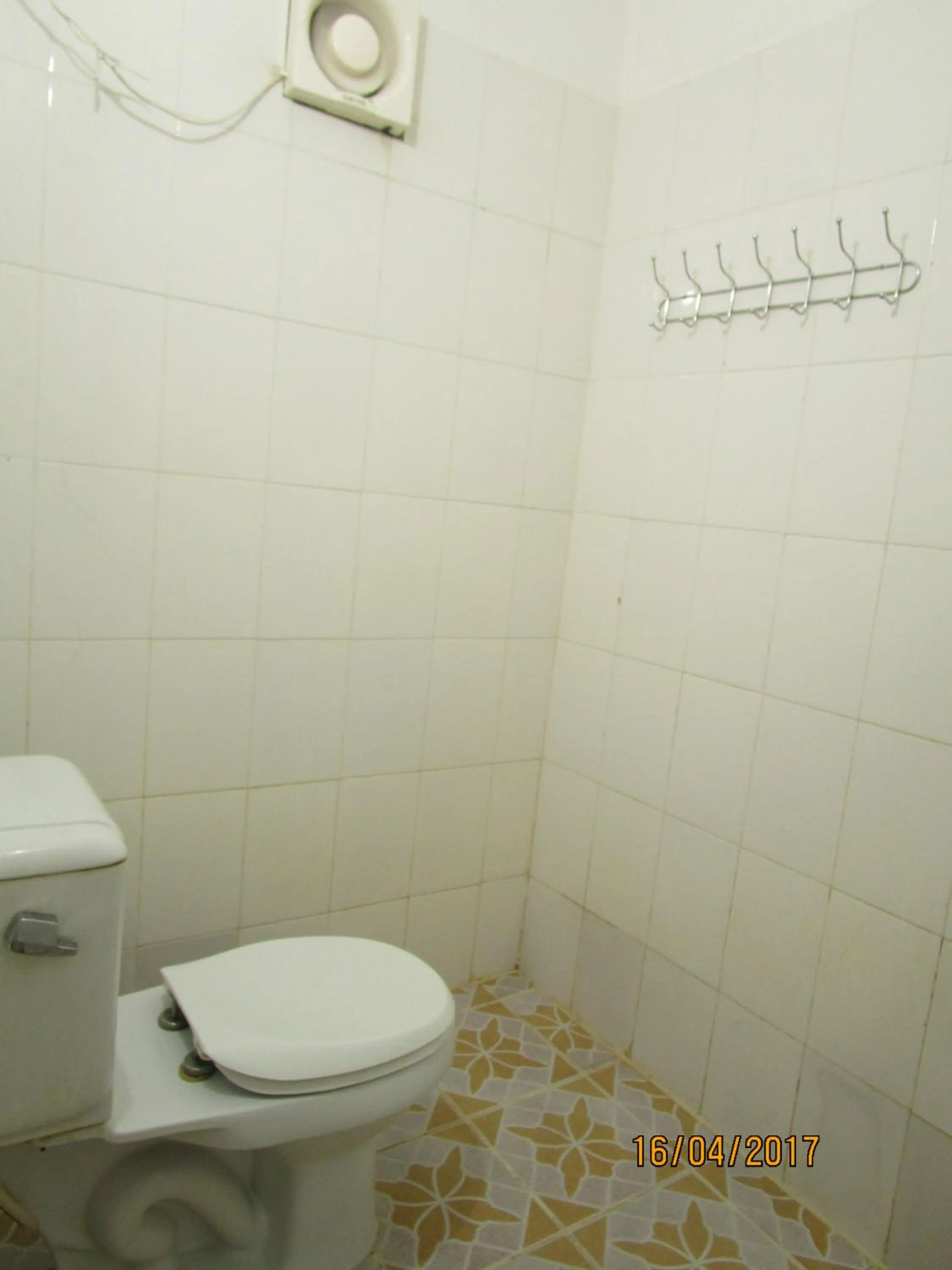 Toilet in Visal Sak Guesthouse