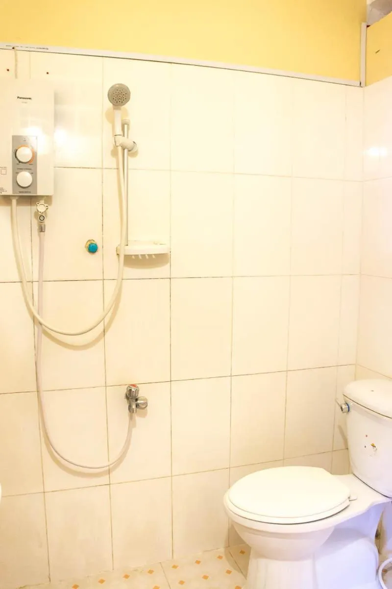 Shower in Visal Sak Guesthouse