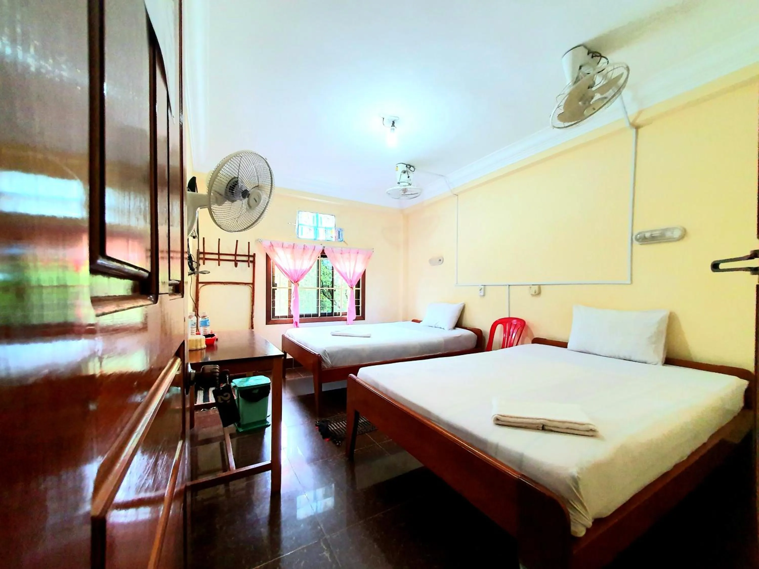 Photo of the whole room, Bed in Visal Sak Guesthouse