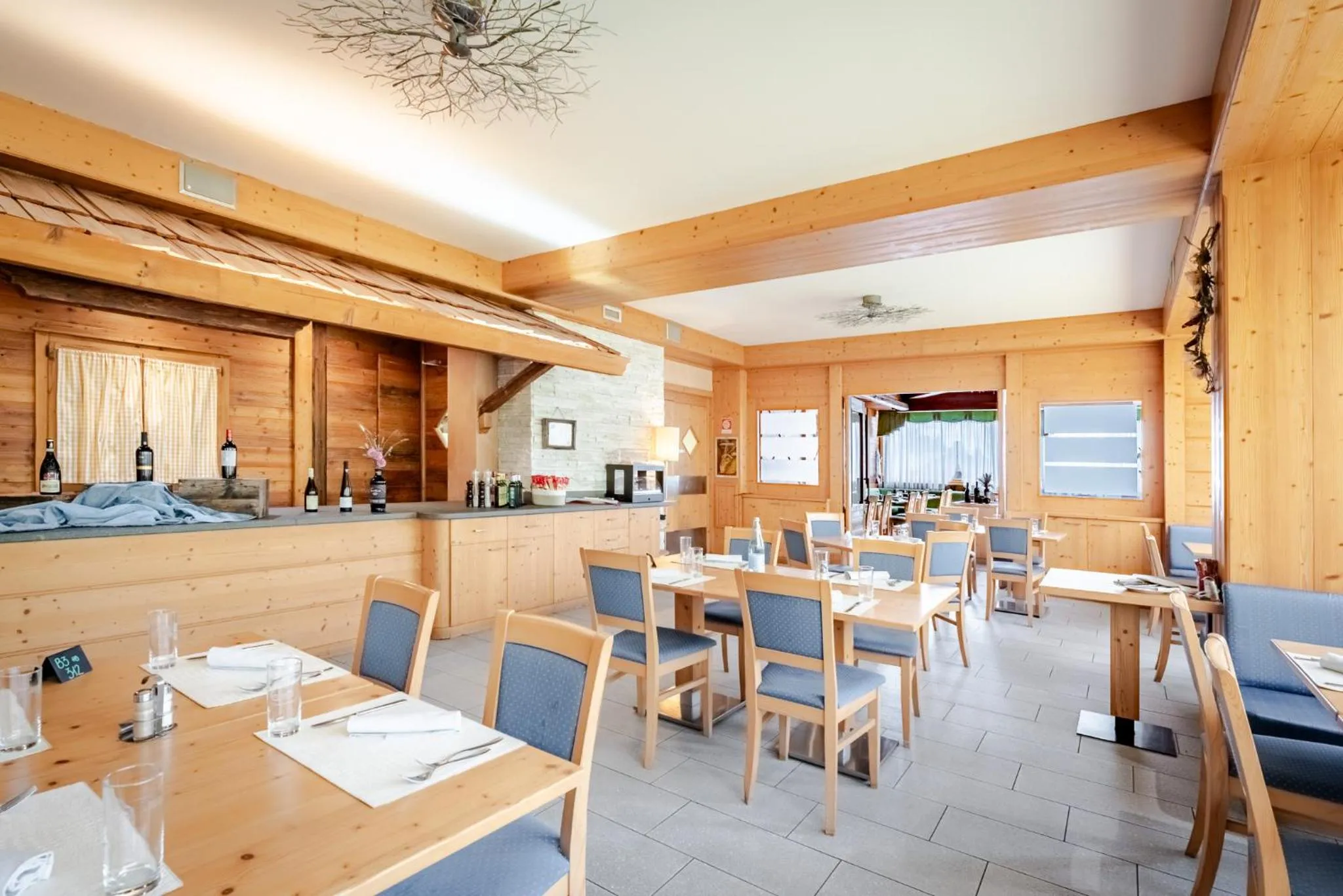 Restaurant/places to eat in Hotel Alpine Mugon