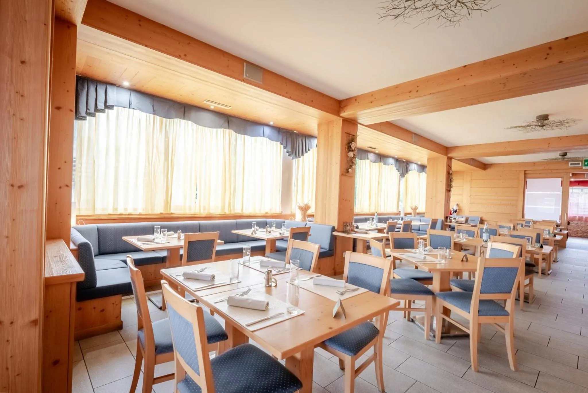 Restaurant/places to eat in Hotel Alpine Mugon