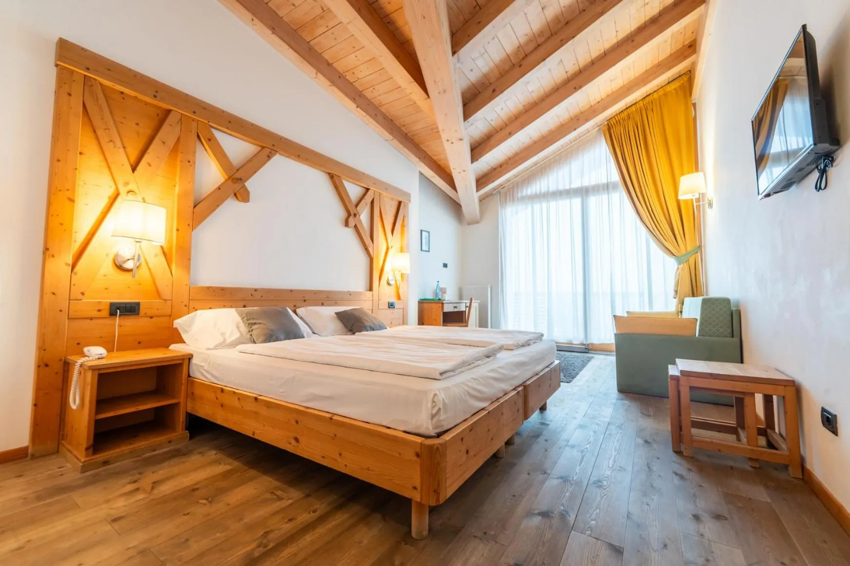 Bedroom, Bed in Hotel Alpine Mugon