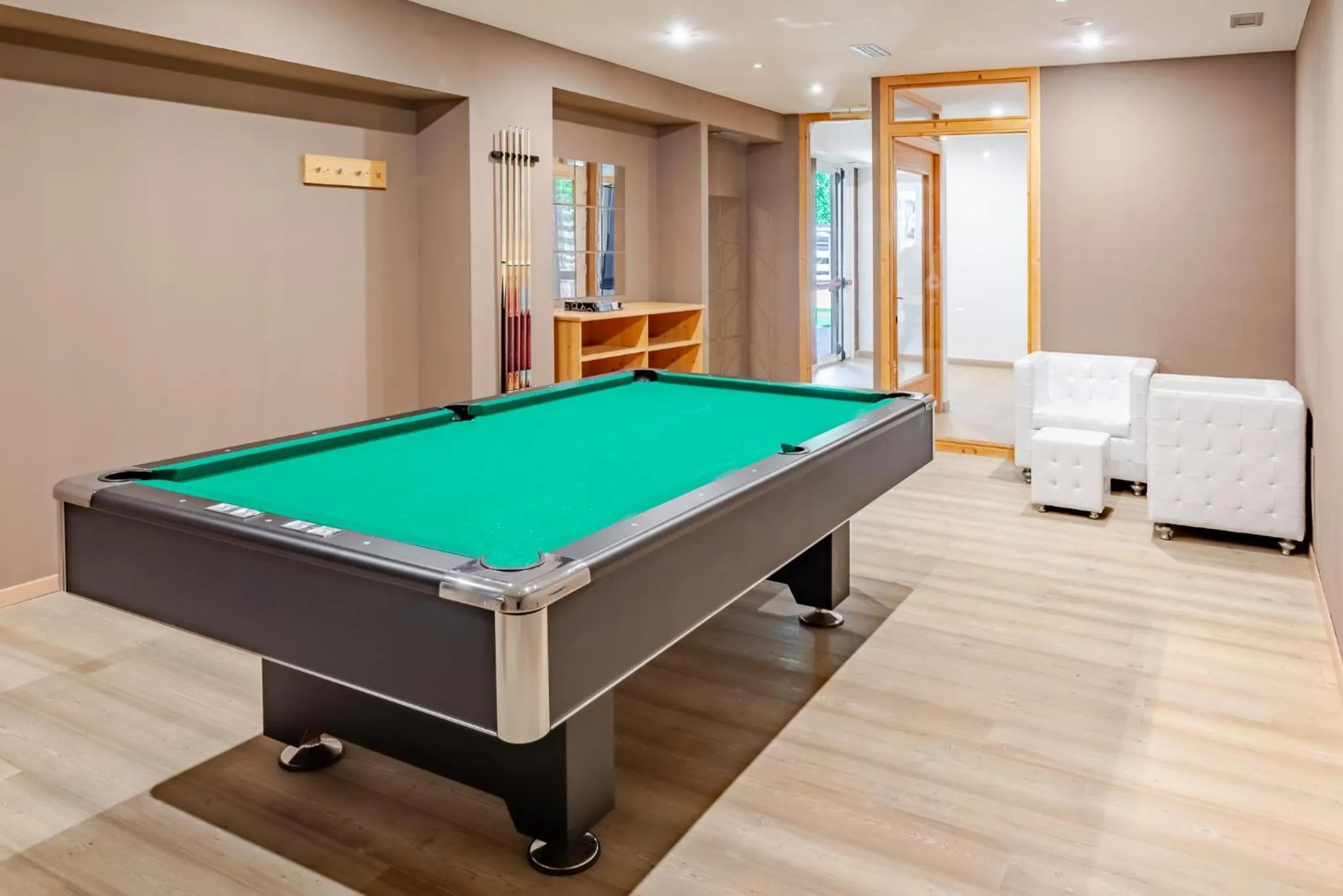 Billiard in Hotel Alpine Mugon