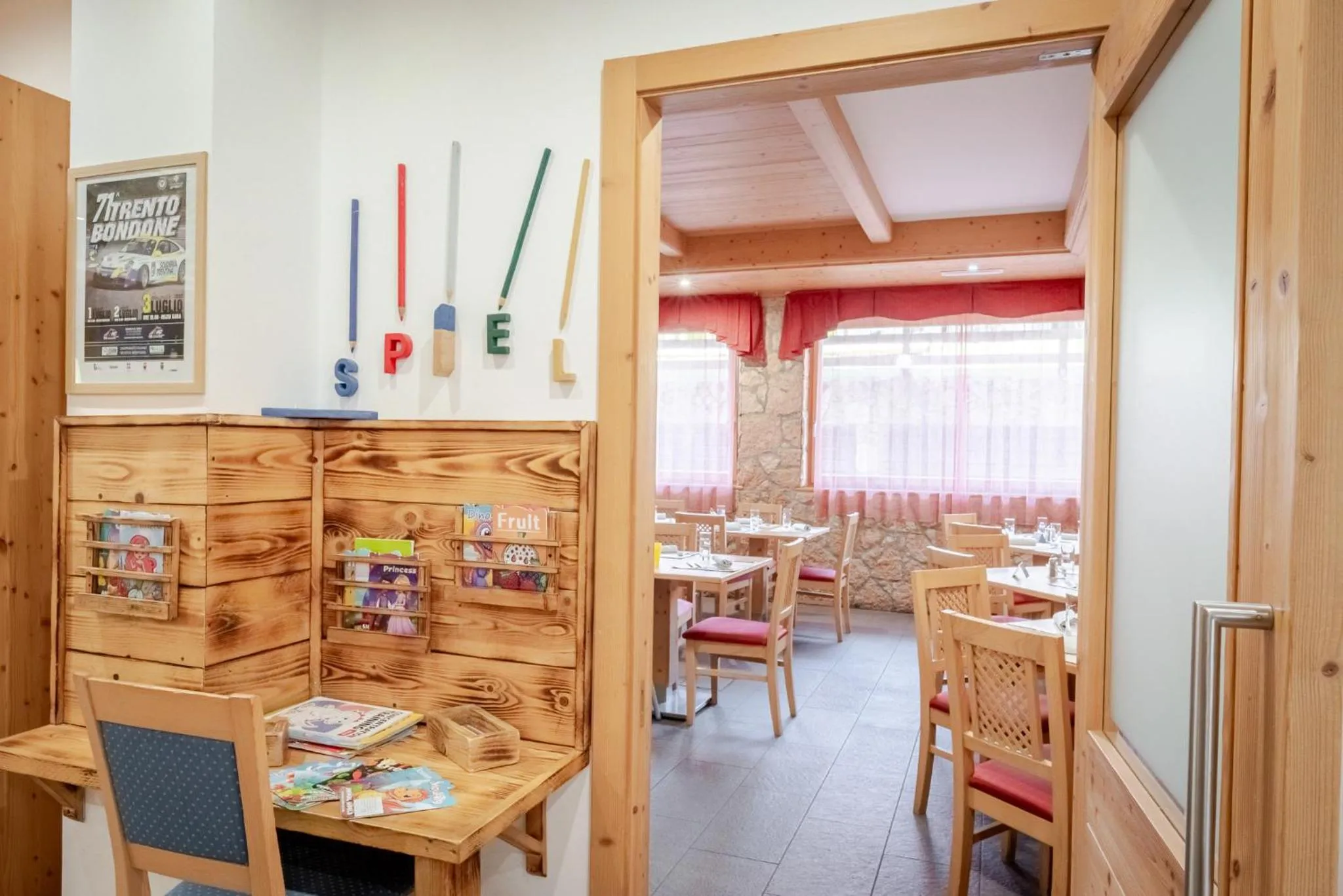 Restaurant/places to eat in Hotel Alpine Mugon