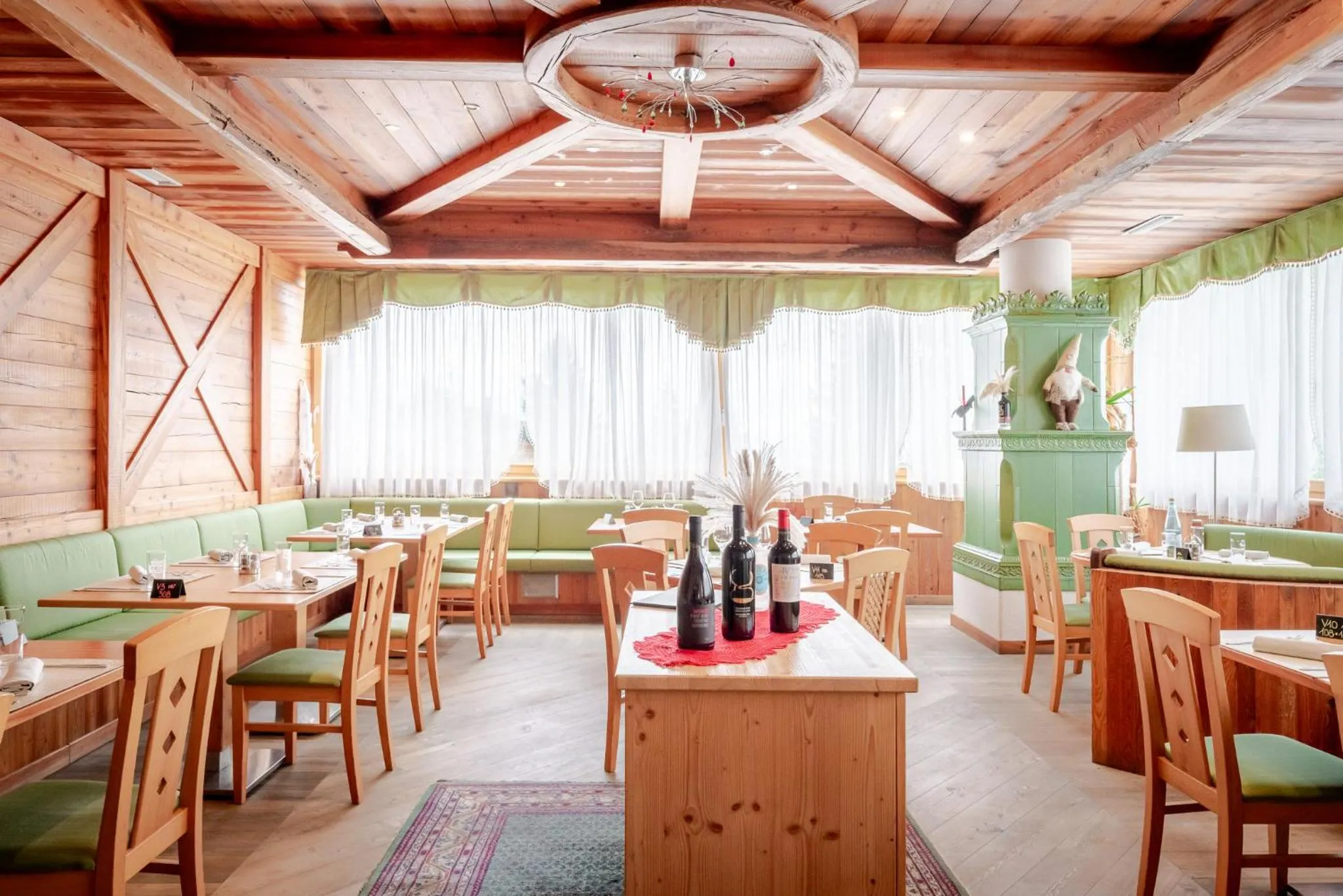 Restaurant/places to eat in Hotel Alpine Mugon