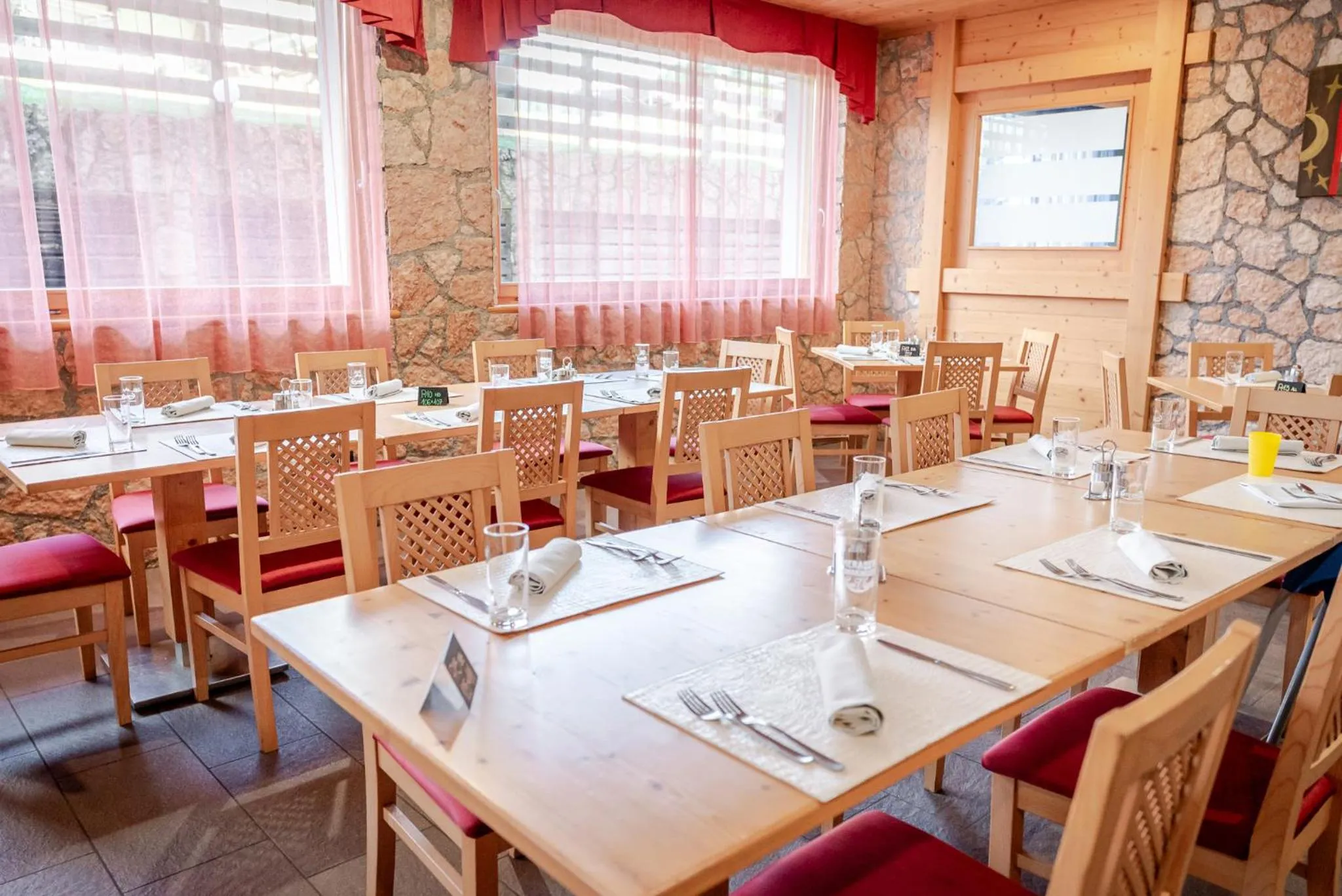 Restaurant/places to eat in Hotel Alpine Mugon