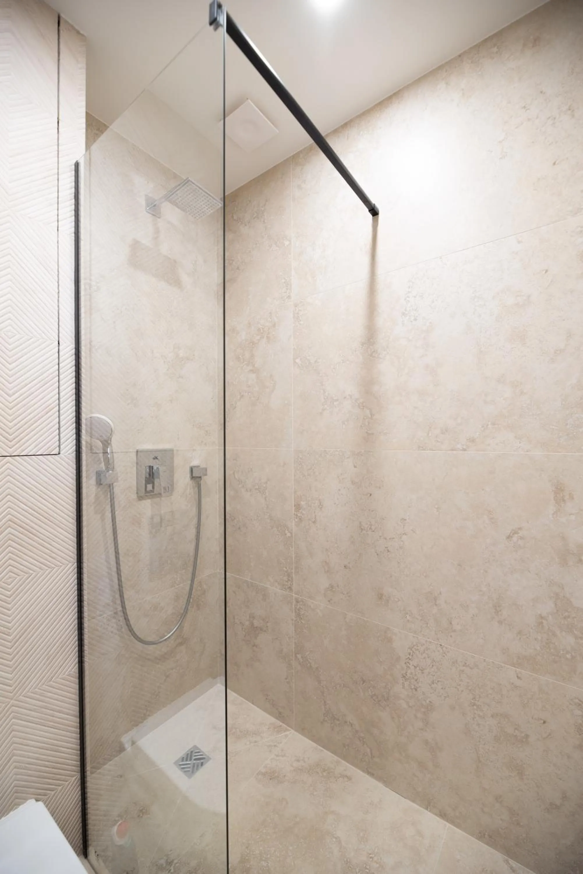 Shower in Dreamyflat - Archives