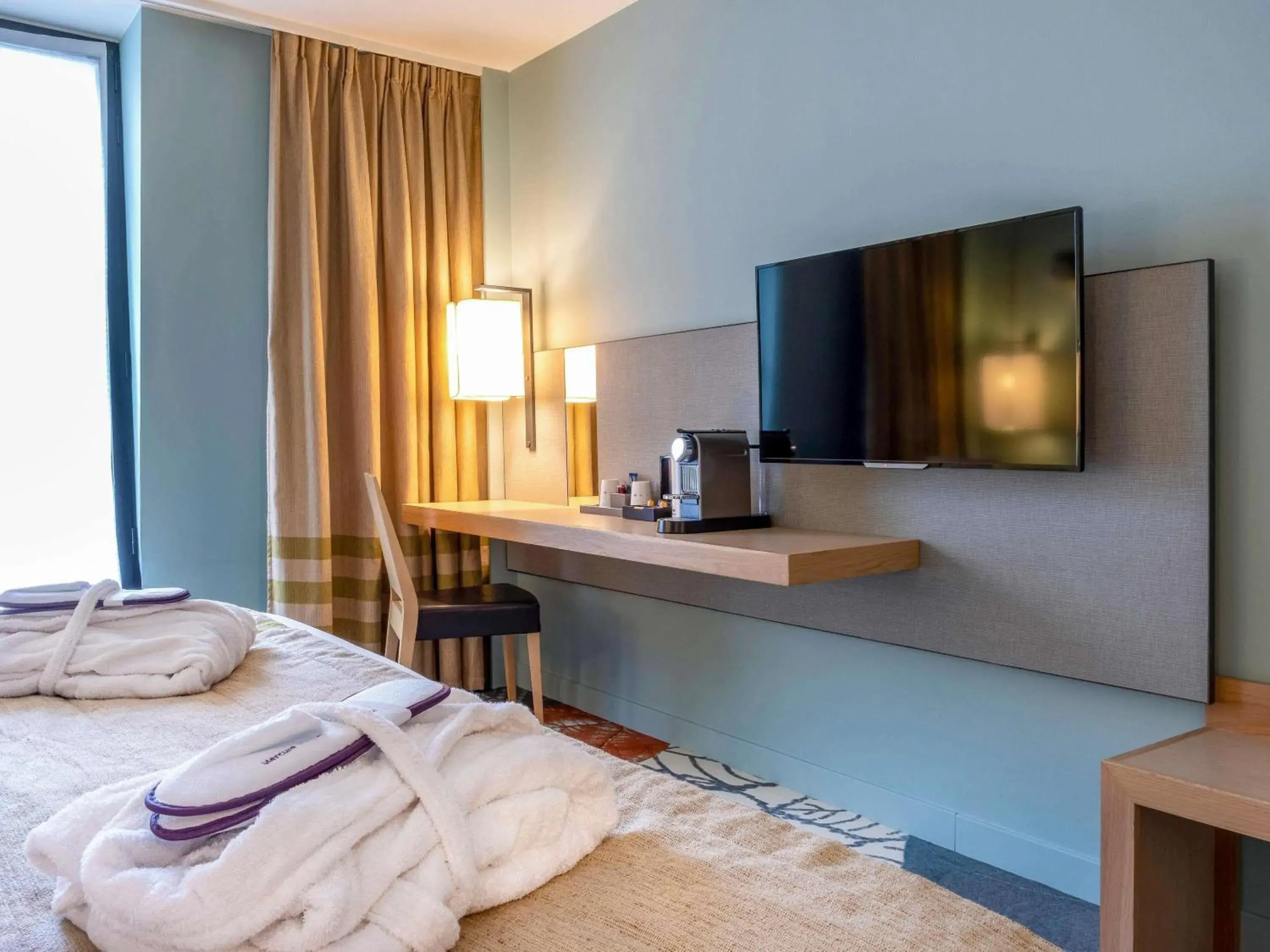 Bedroom, Bed in Mercure Amiens Cathédrale Bedroom, Bed in Mercure Amiens Cathédrale