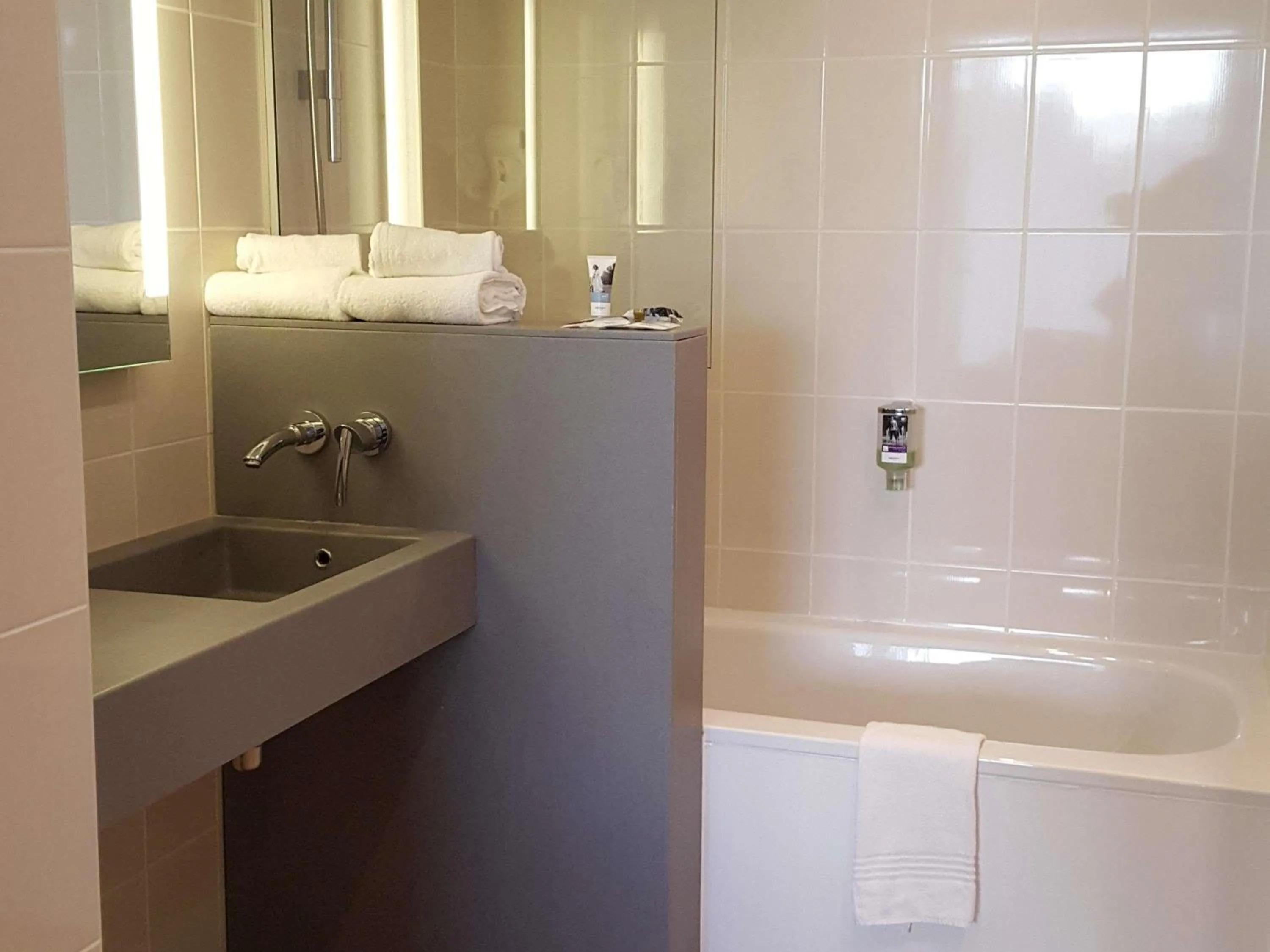 Bedroom in Mercure Amiens Cathédrale