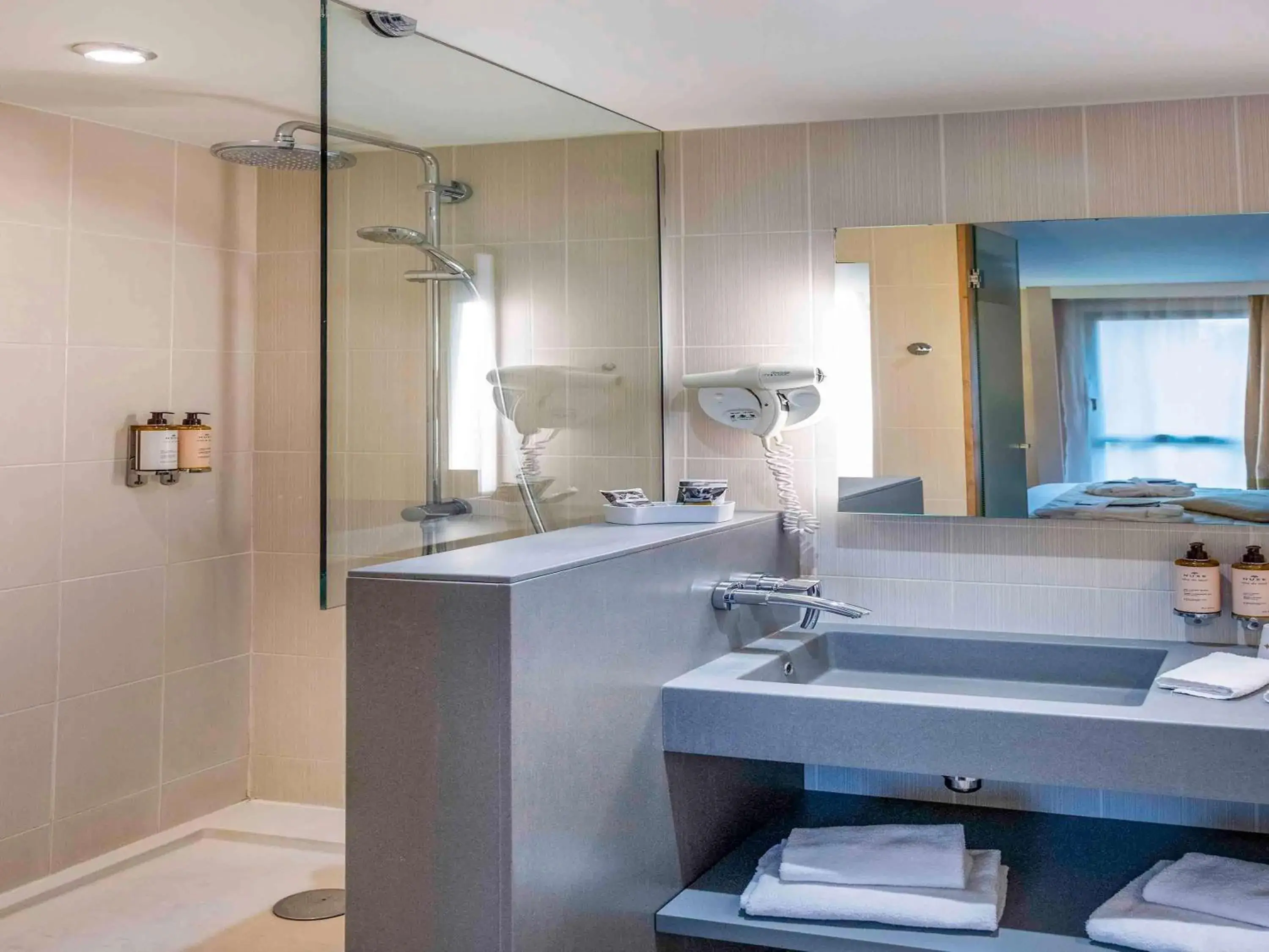 Bedroom in Mercure Amiens Cathédrale Bedroom in Mercure Amiens Cathédrale