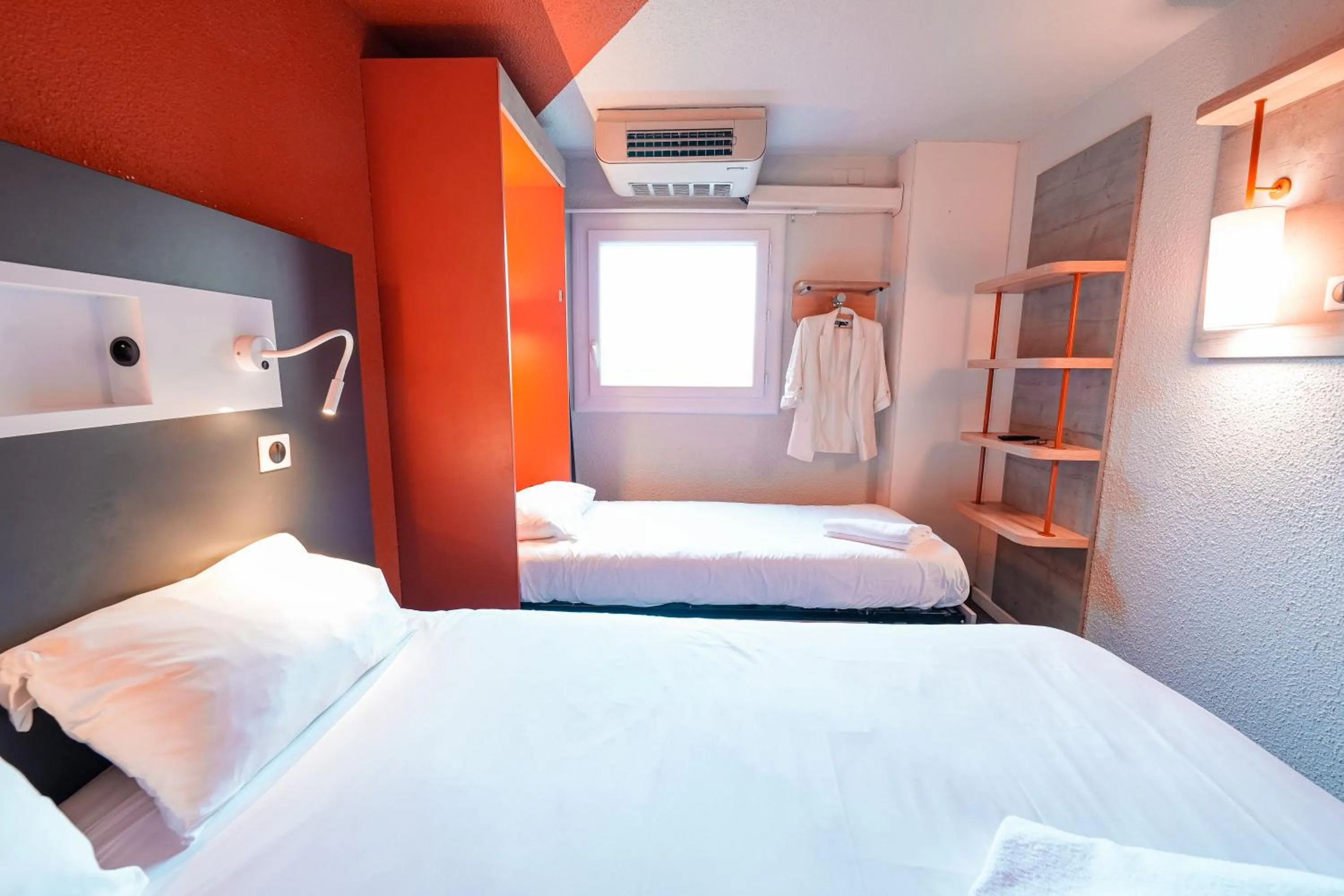 Photo of the whole room, Bed in ibis budget Marseille Vieux Port