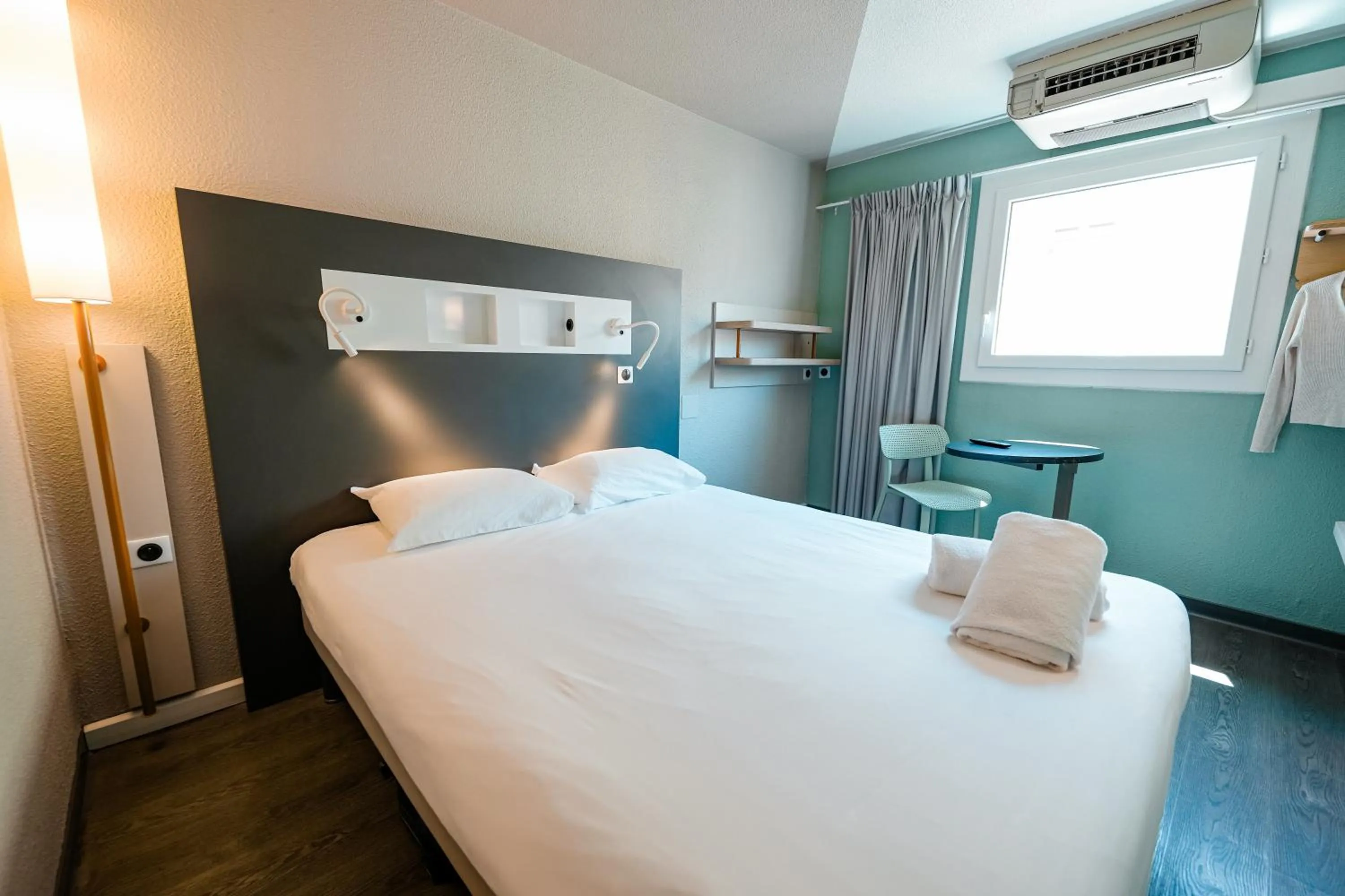Photo of the whole room, Bed in ibis budget Marseille Vieux Port