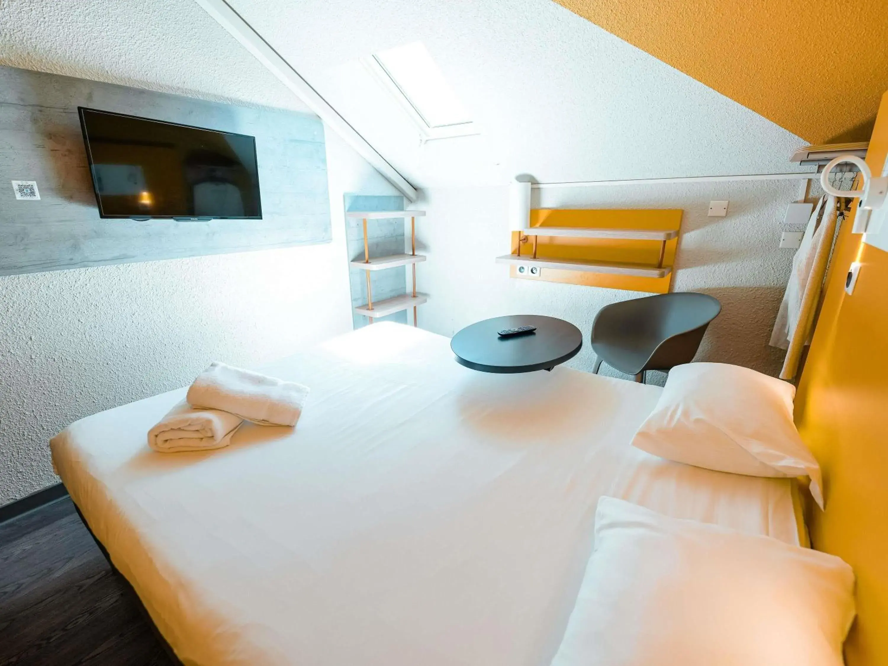 Bedroom, Bed in ibis budget Marseille Vieux Port Bedroom, Bed in ibis budget Marseille Vieux Port