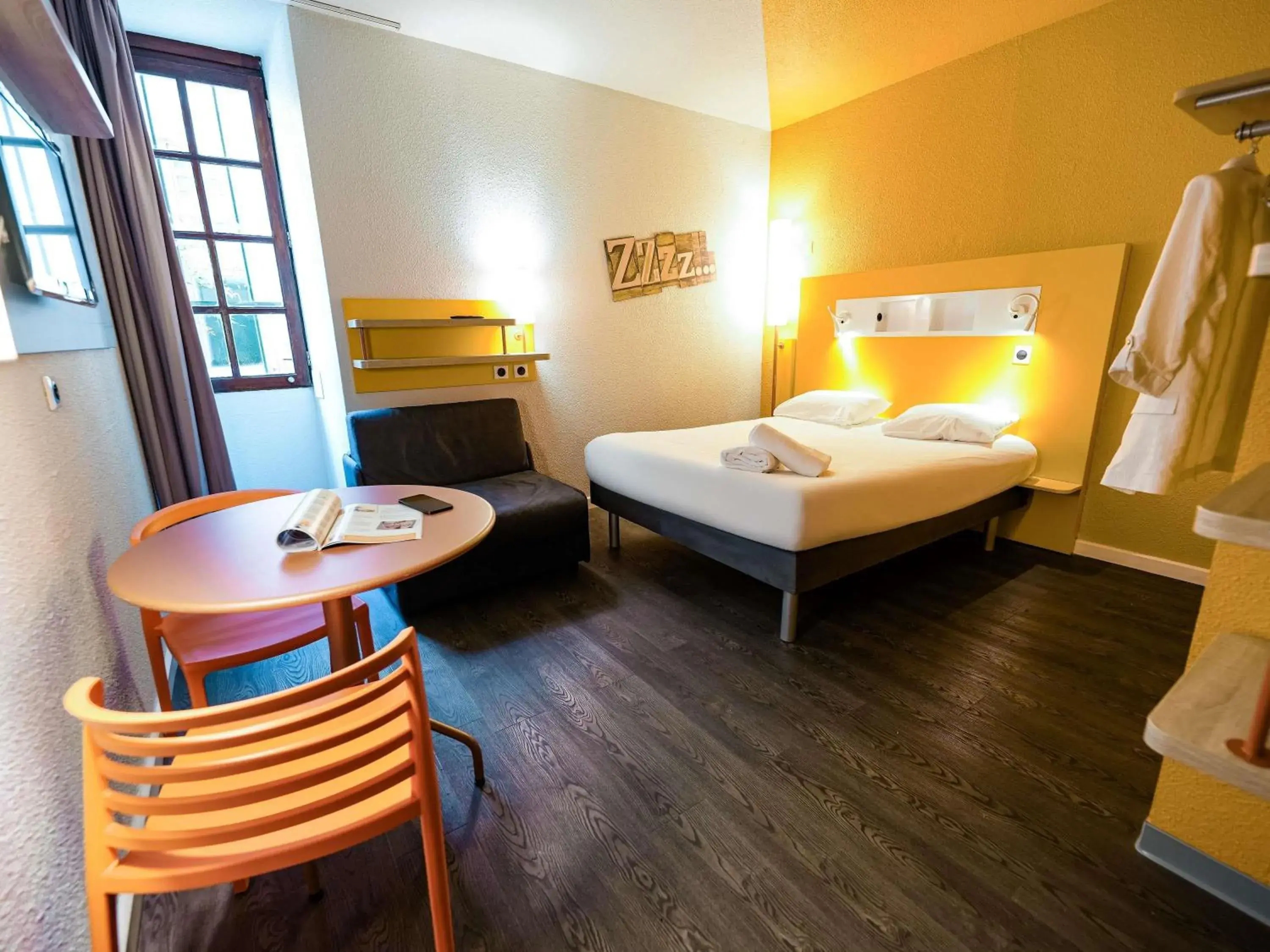 Bedroom, Bed in ibis budget Marseille Vieux Port Bedroom, Bed in ibis budget Marseille Vieux Port