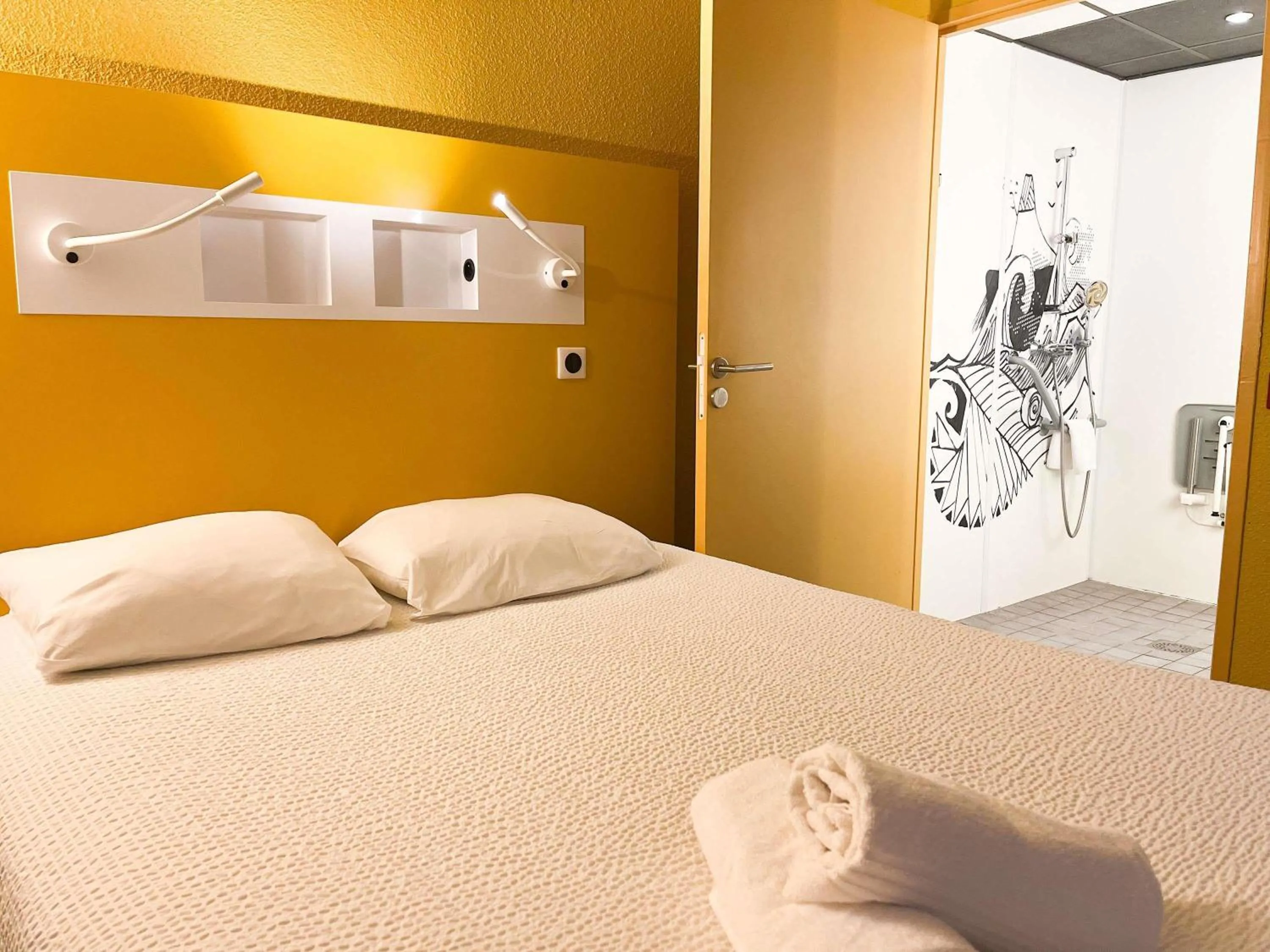 Bedroom, Bed in ibis budget Marseille Vieux Port