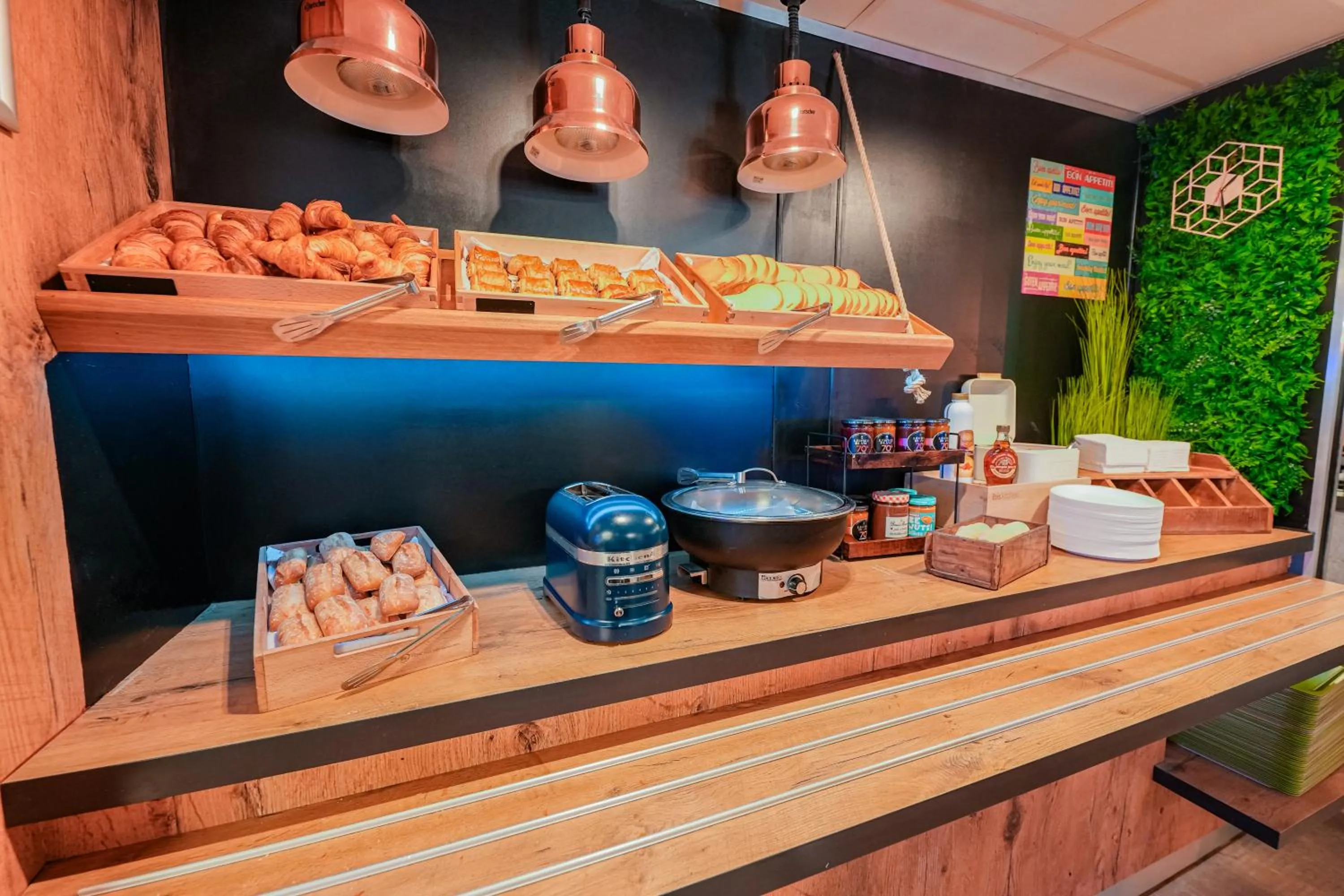 Buffet breakfast in ibis budget Marseille Vieux Port