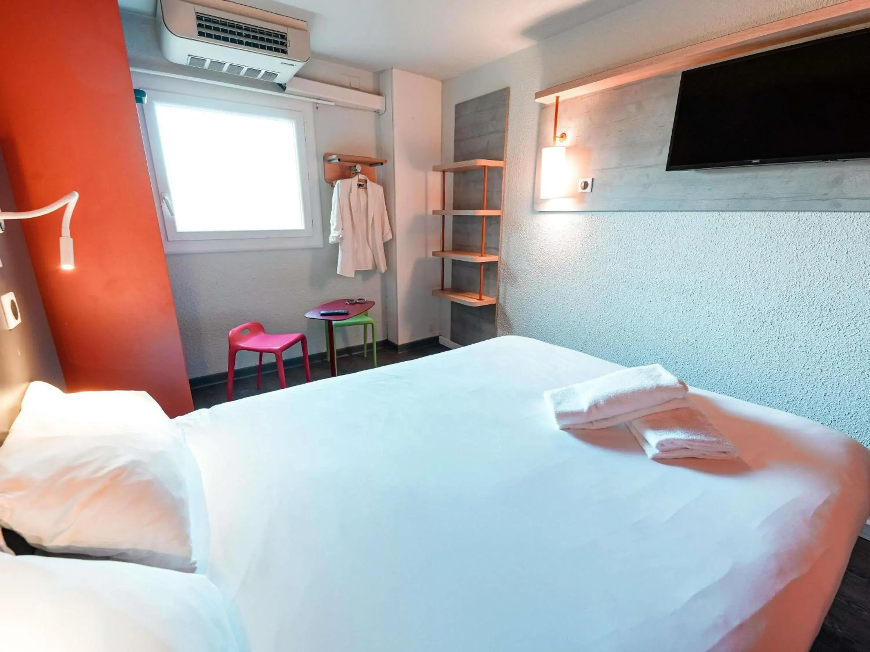 Bedroom, Bed in ibis budget Marseille Vieux Port Bedroom, Bed in ibis budget Marseille Vieux Port